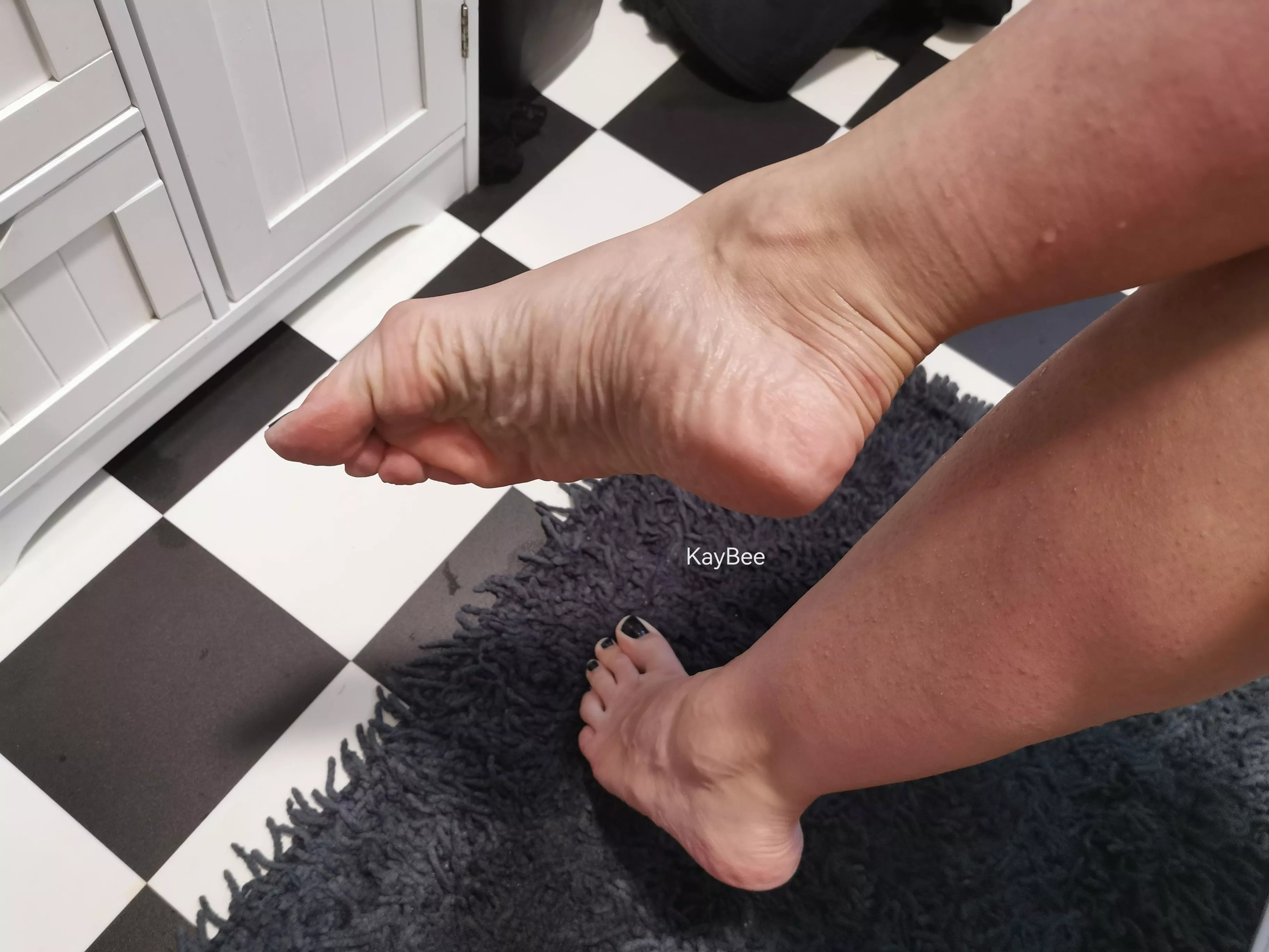 Come lick my clean wrinkly feet