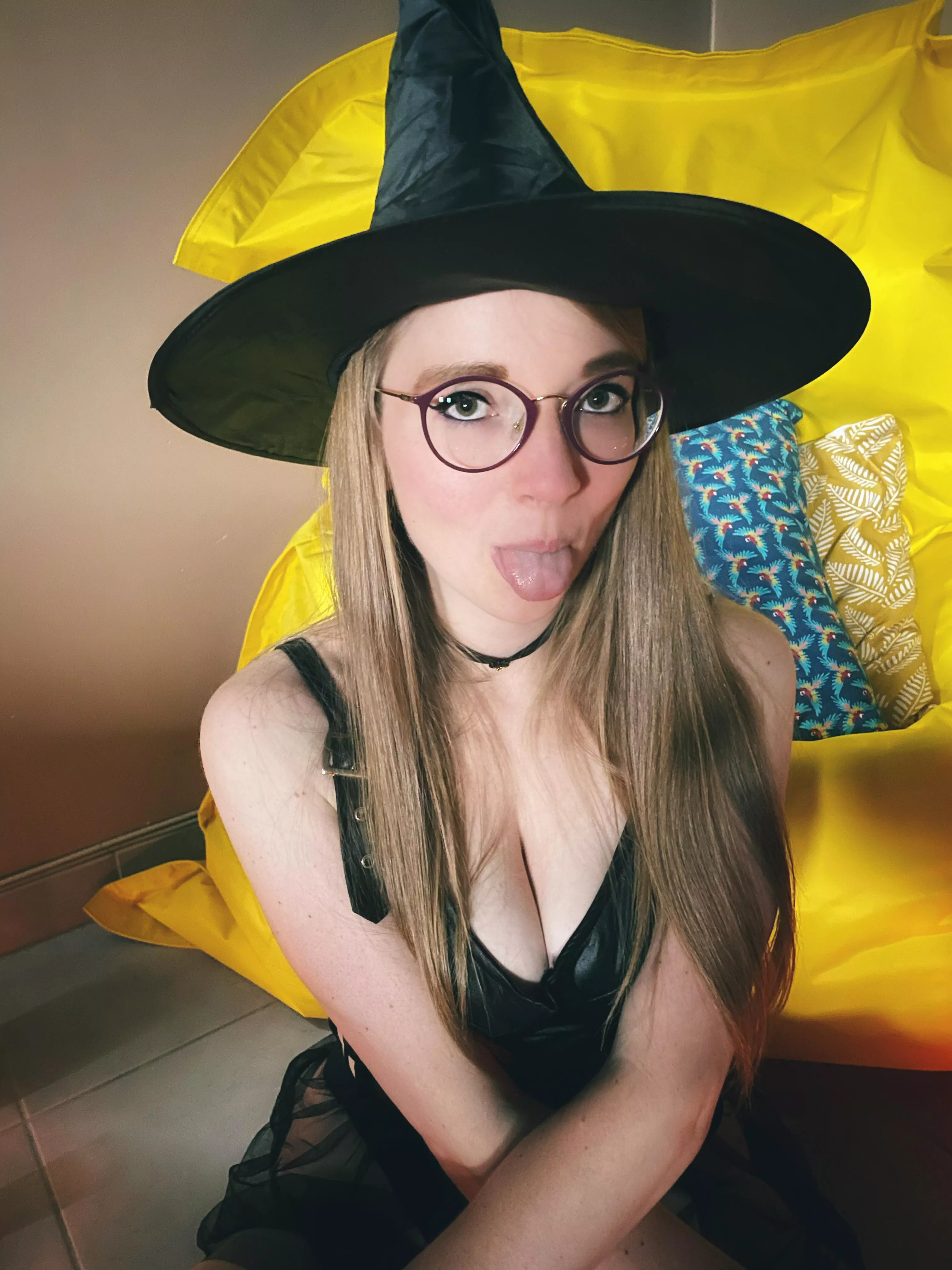 Have a nice and witchy weekend! [F33]