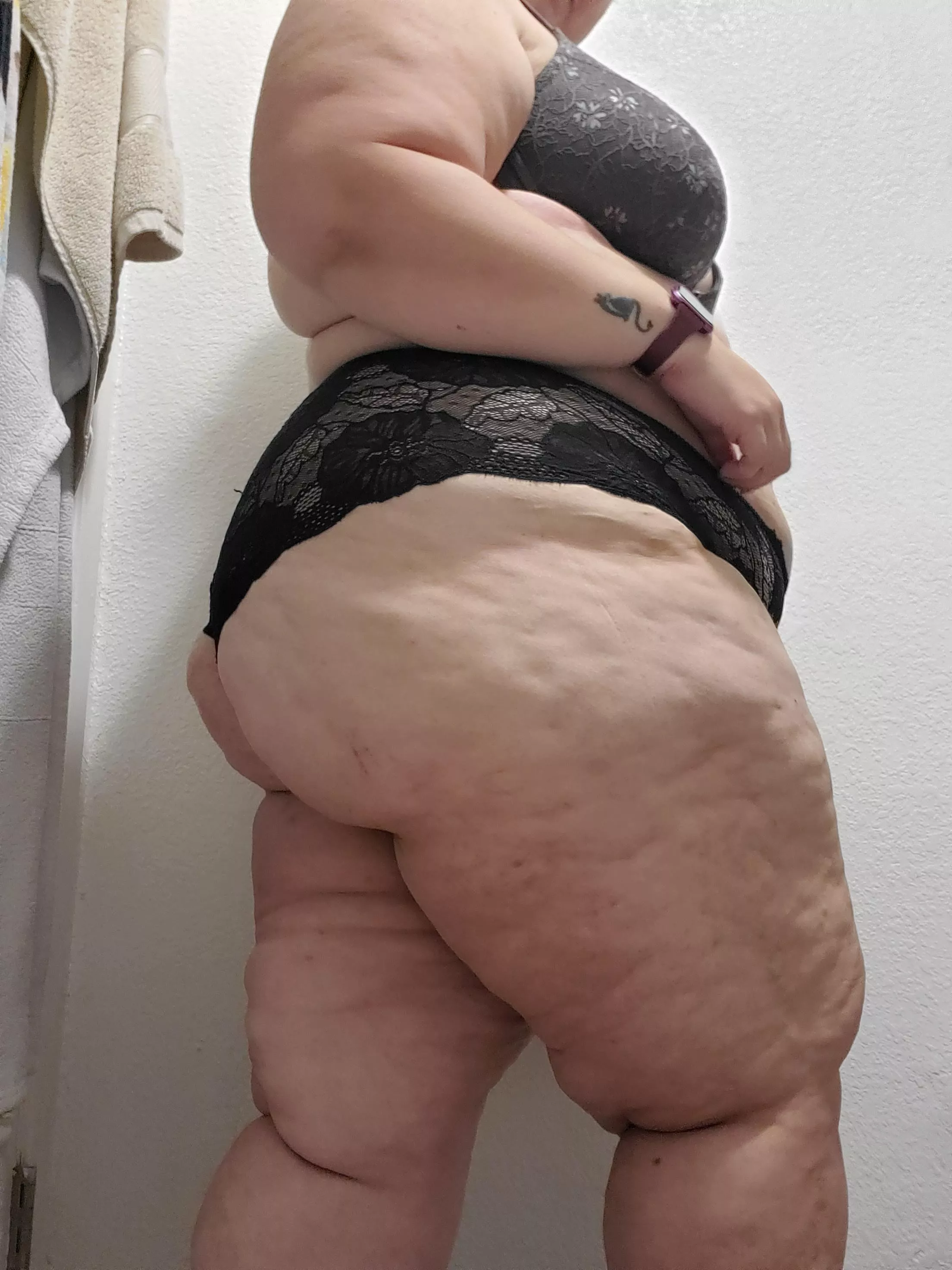 Just some ass and thighs ðŸ˜˜