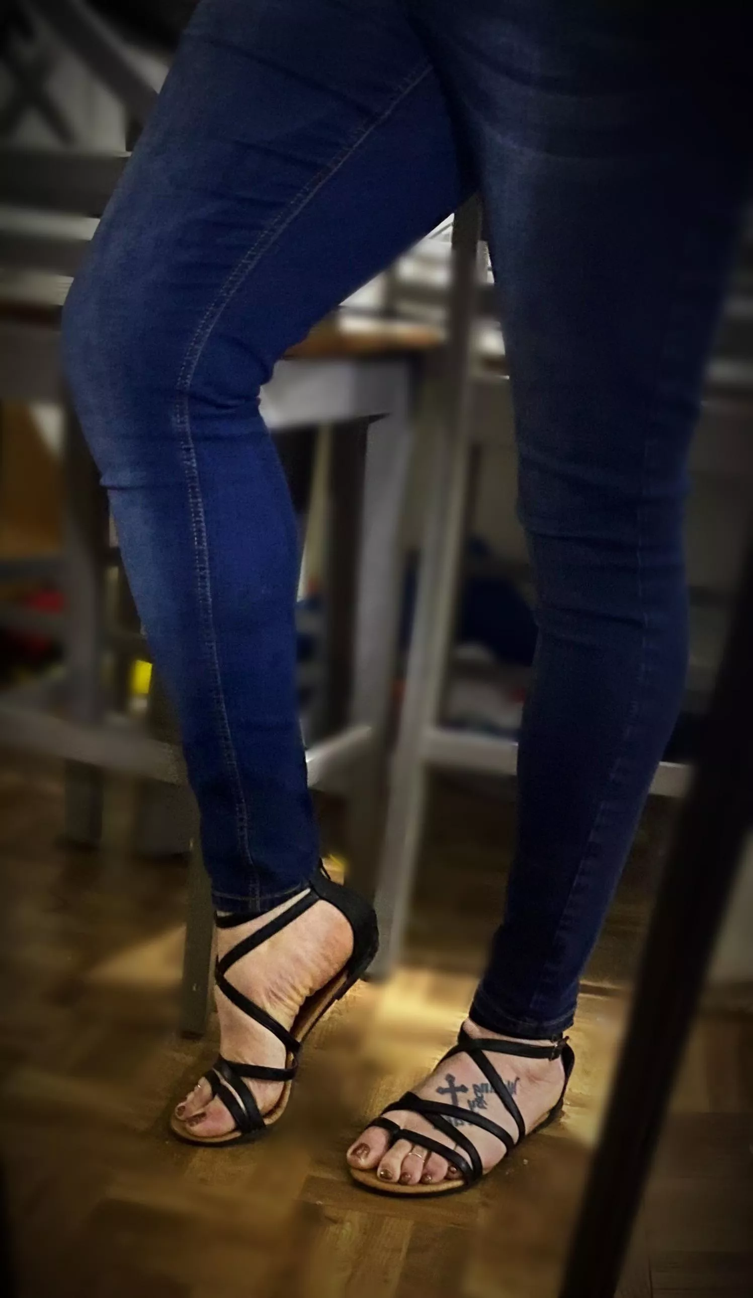 Strappy sandals and skinnies 🥰