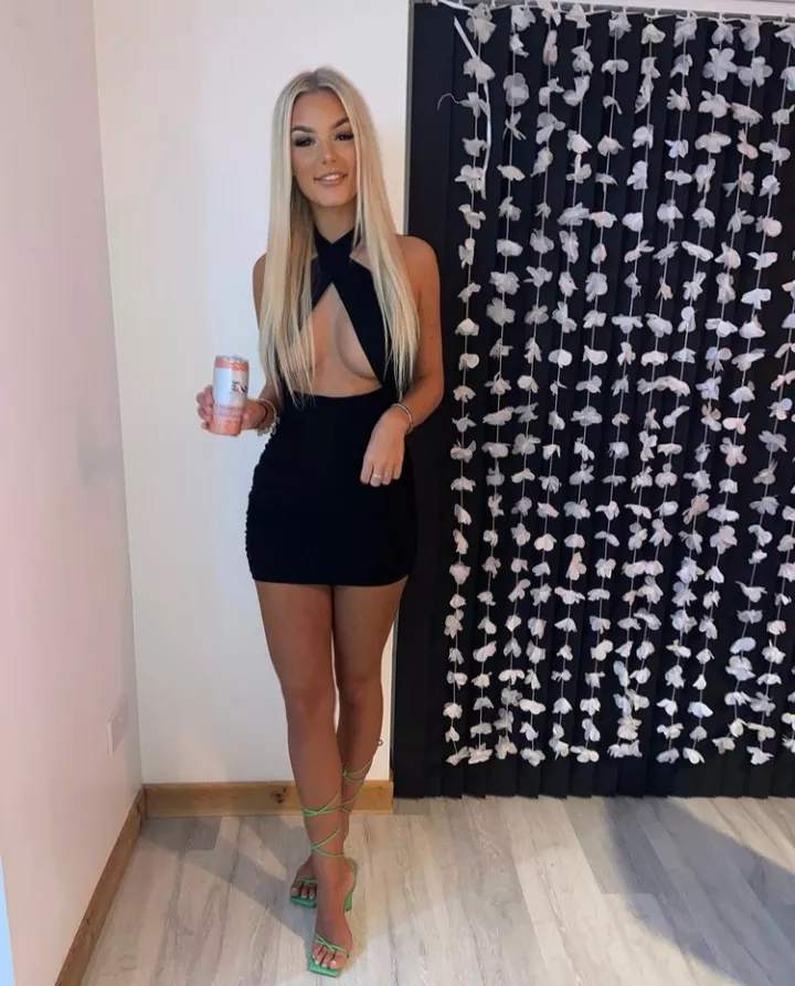 Andi: slim blonde, strappy heels