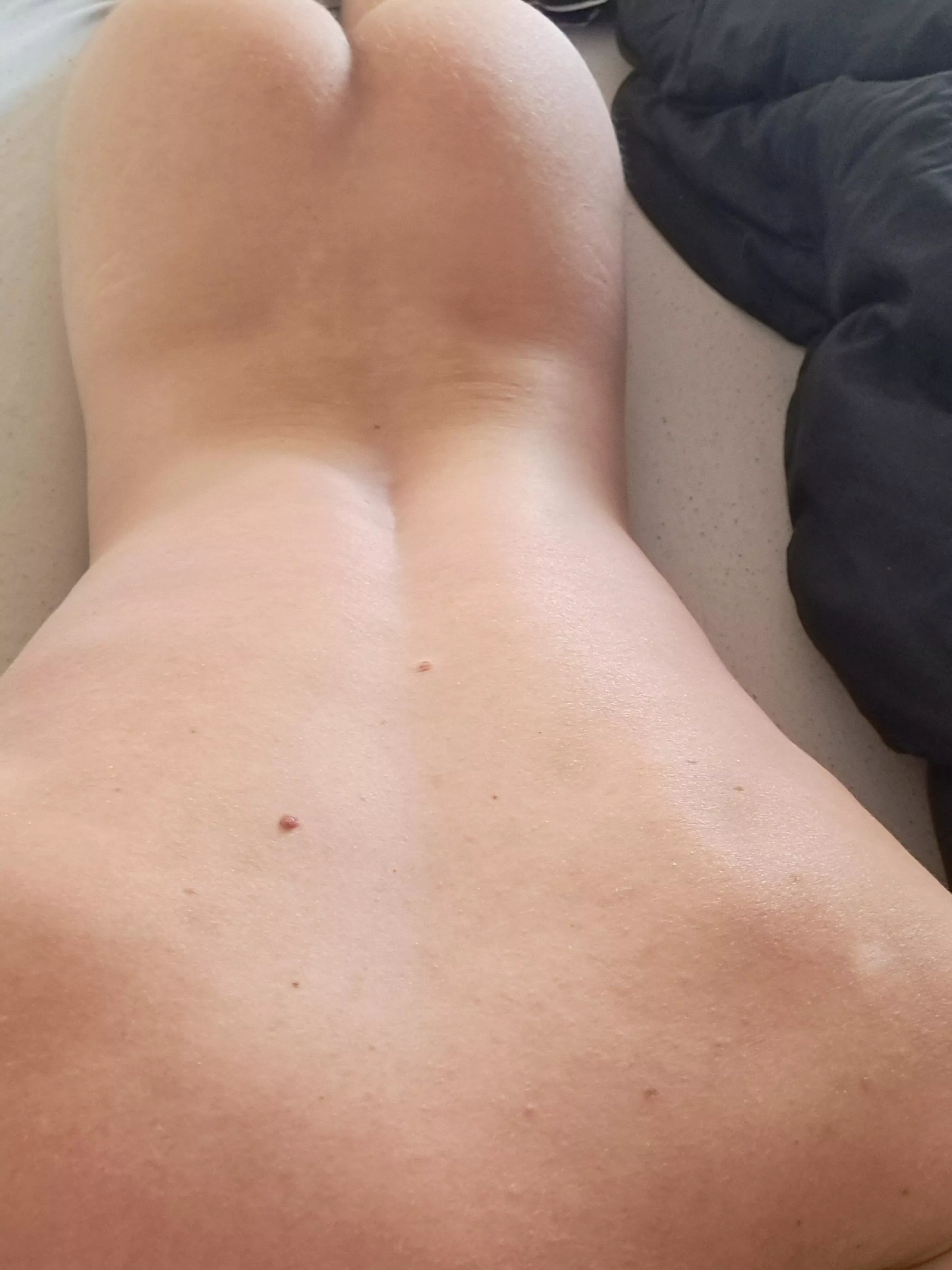 any one wanne cum on my back