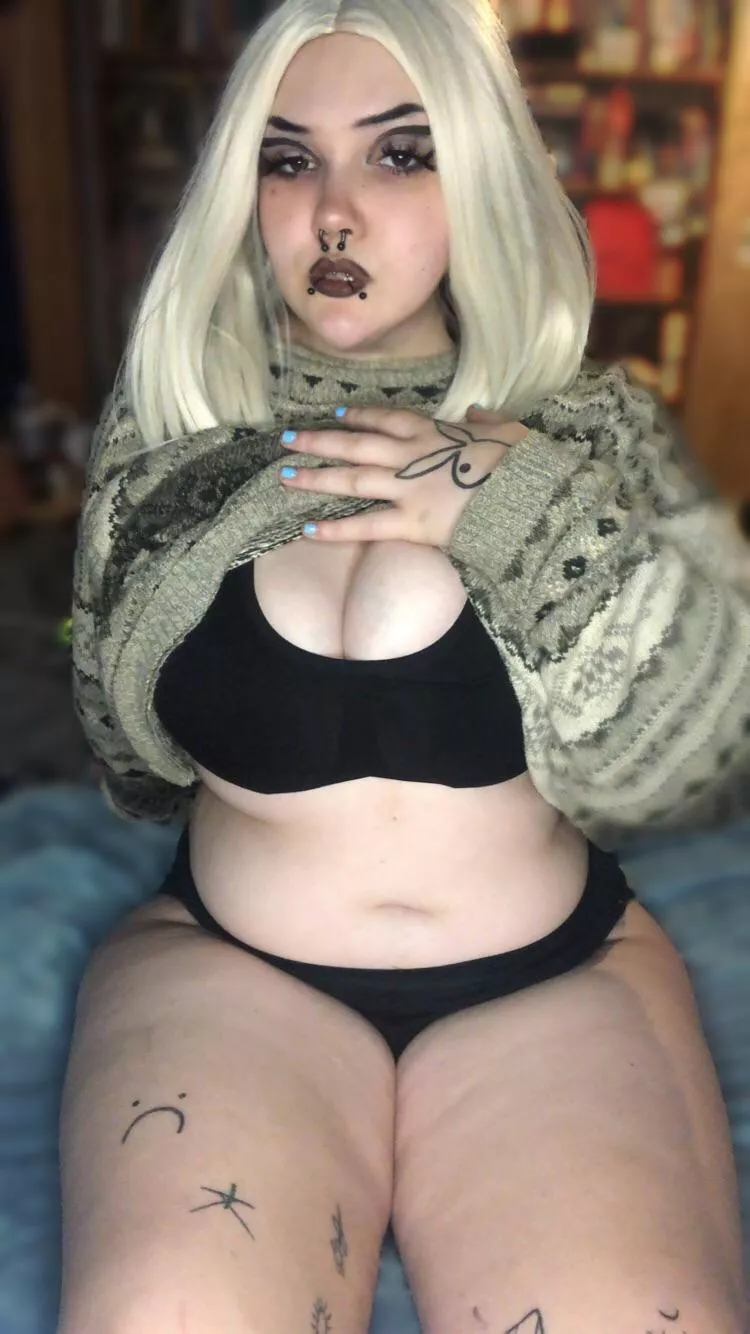 Does anyone like pale alt girls?