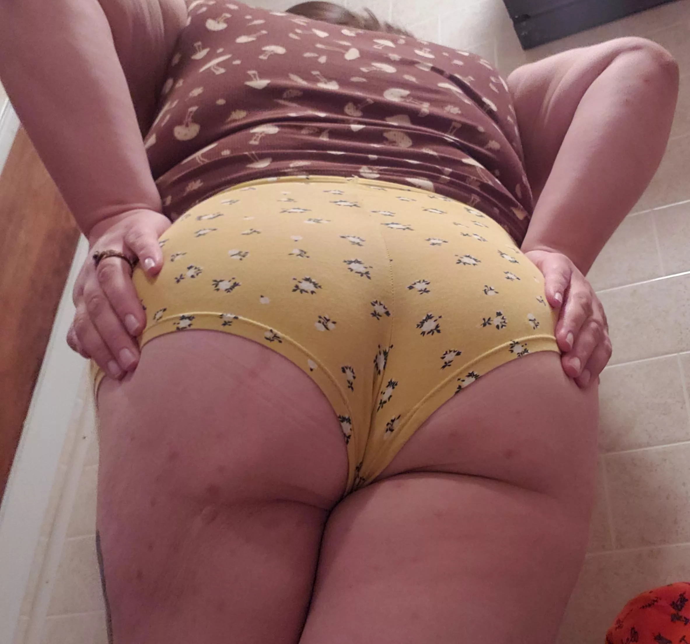 My first post here! I love granny panties 😍