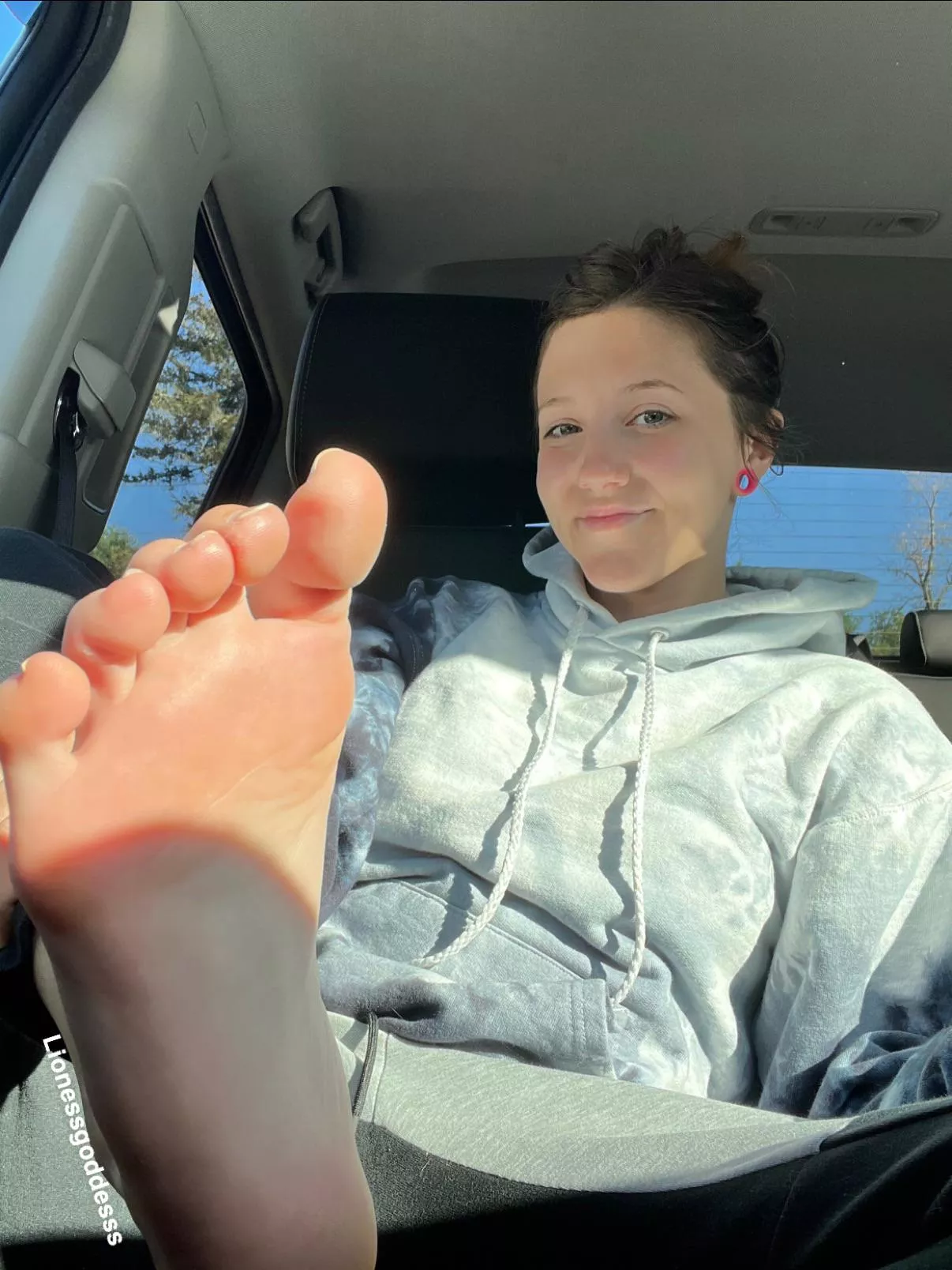 Suck on my toes while you drive me around😉💕