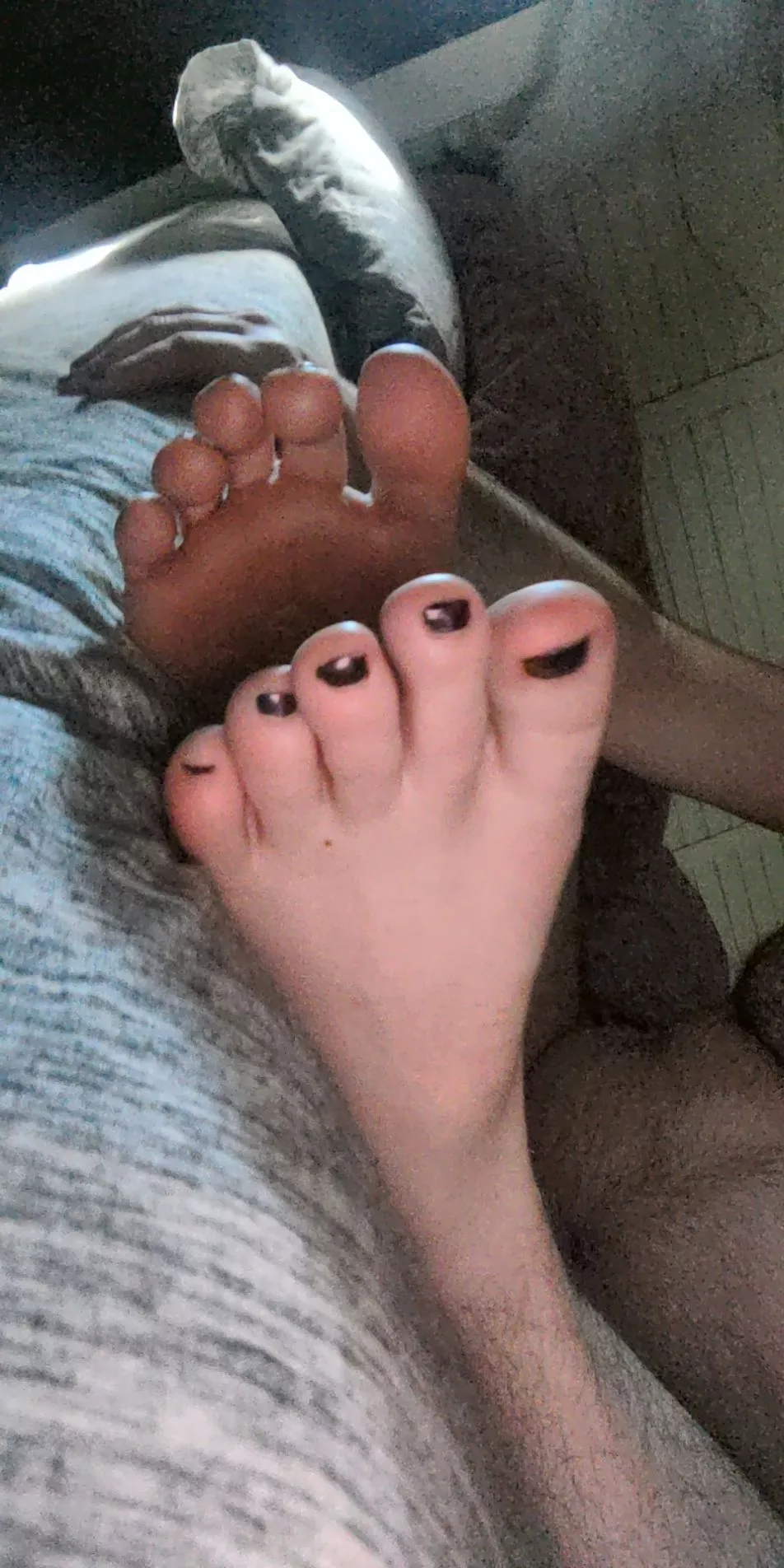 who wants to play with my feet 😜