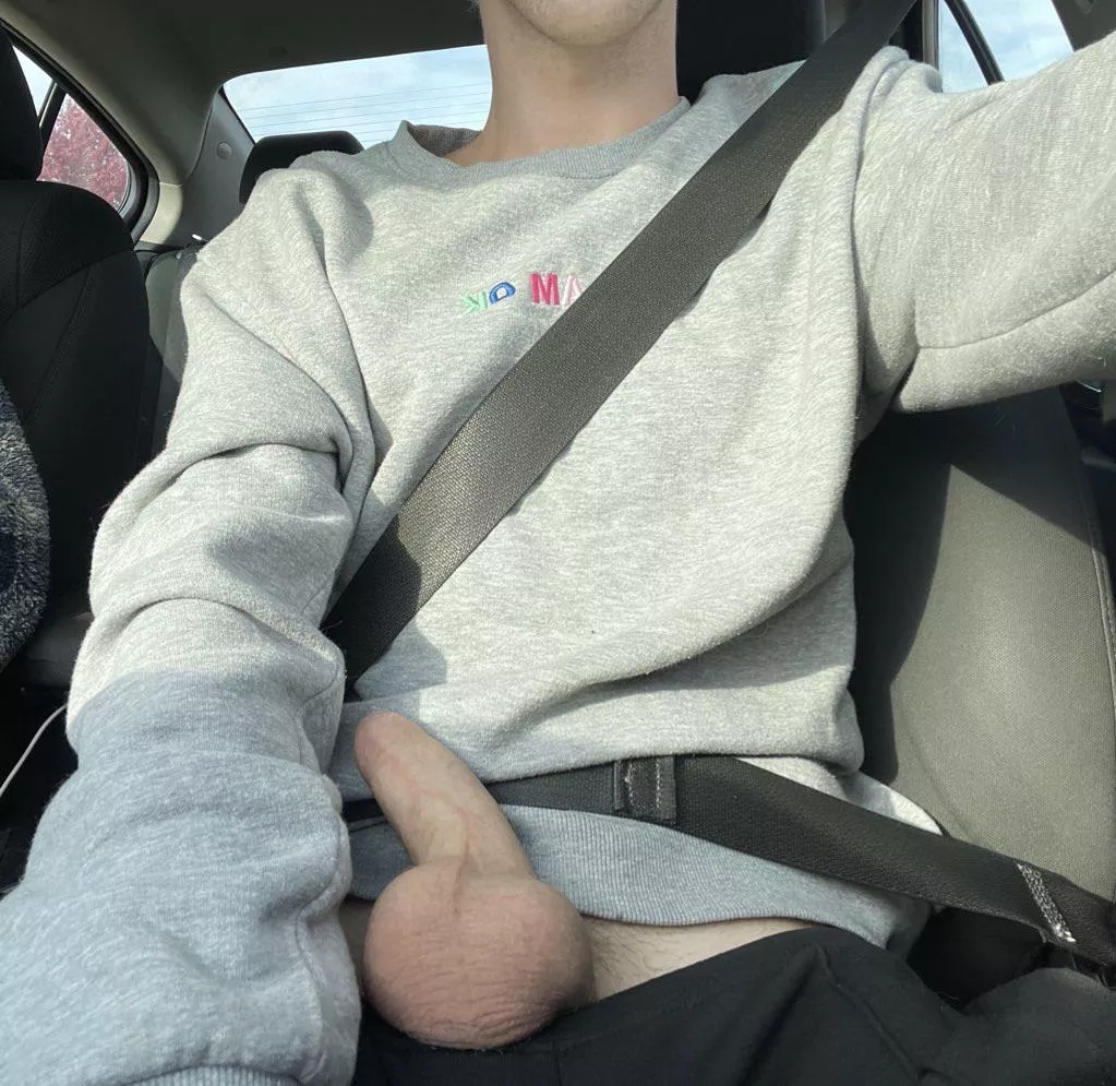 I get way to horny when I’m in the car 👅🖤