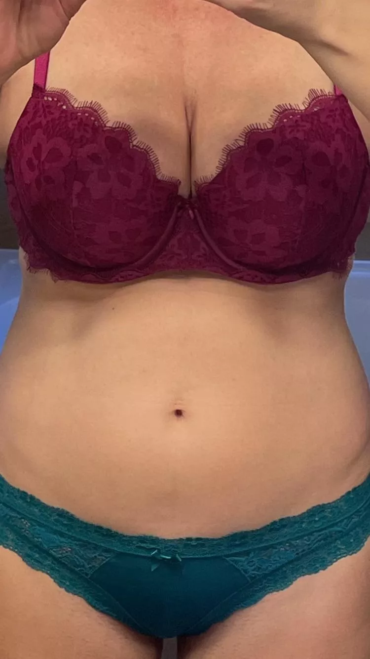 VAULT: 10/17/21 - VS raspberry lace w/ teal thong