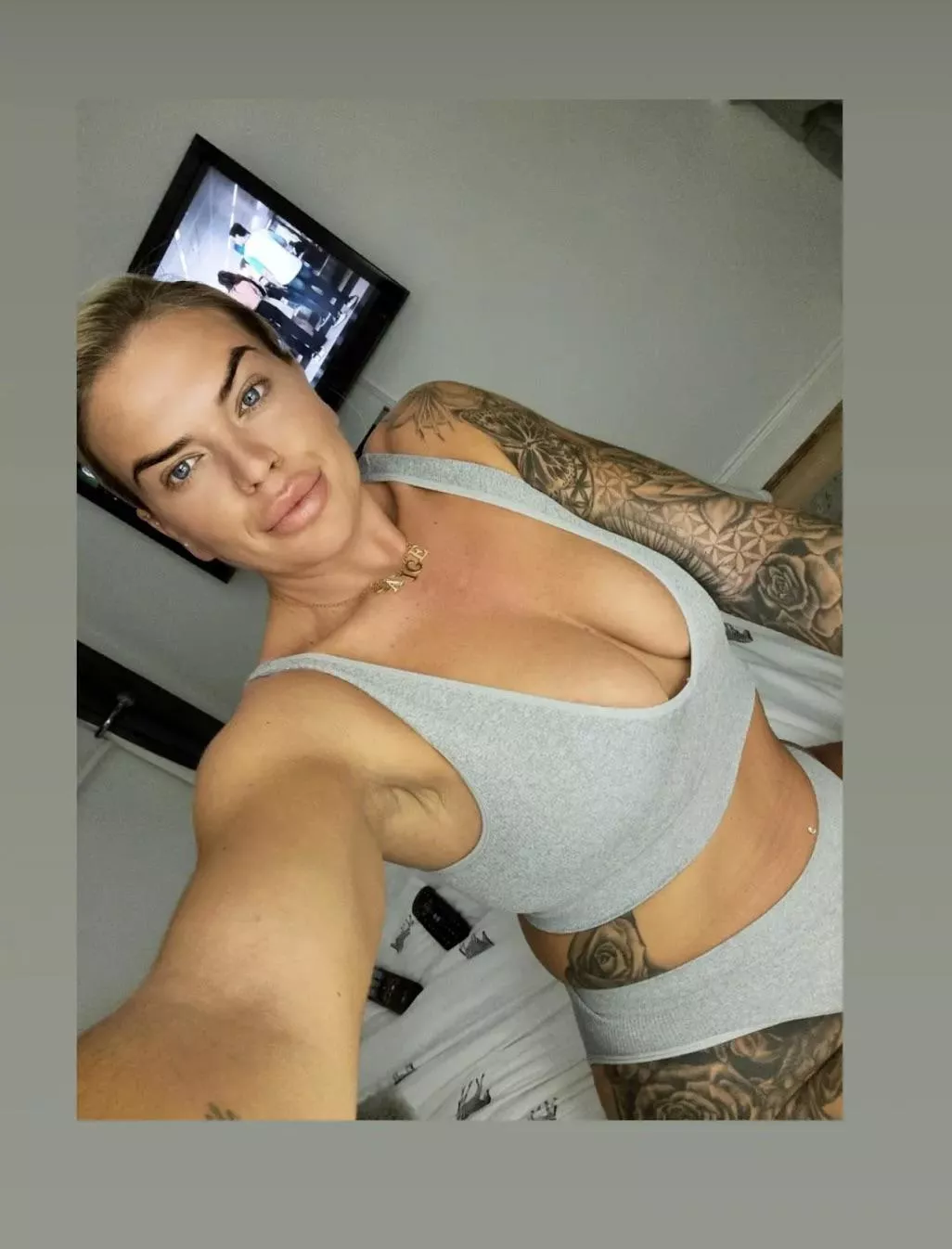 Chav slut who loves posting pics like this