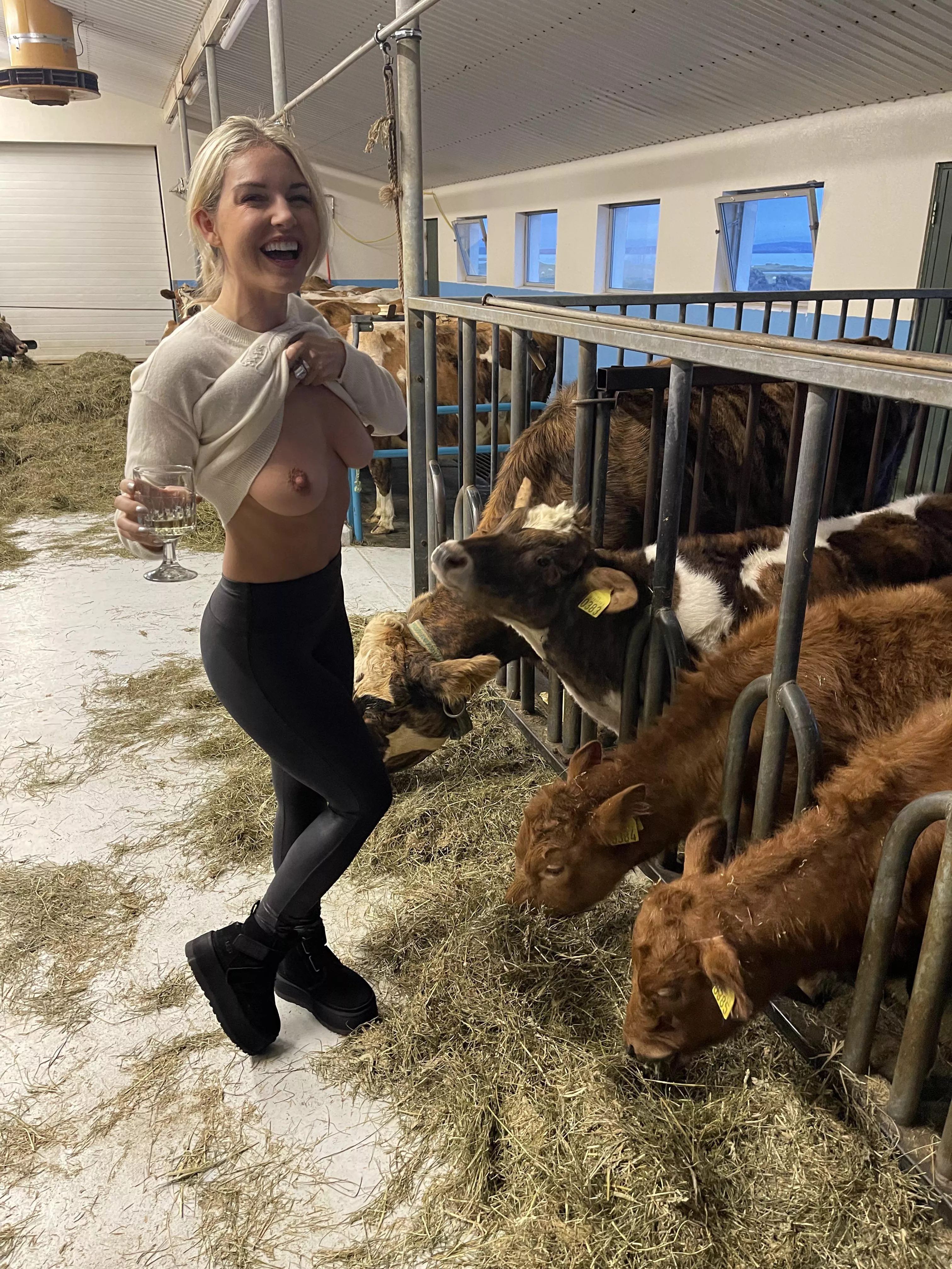 Flashing my udders 🐮