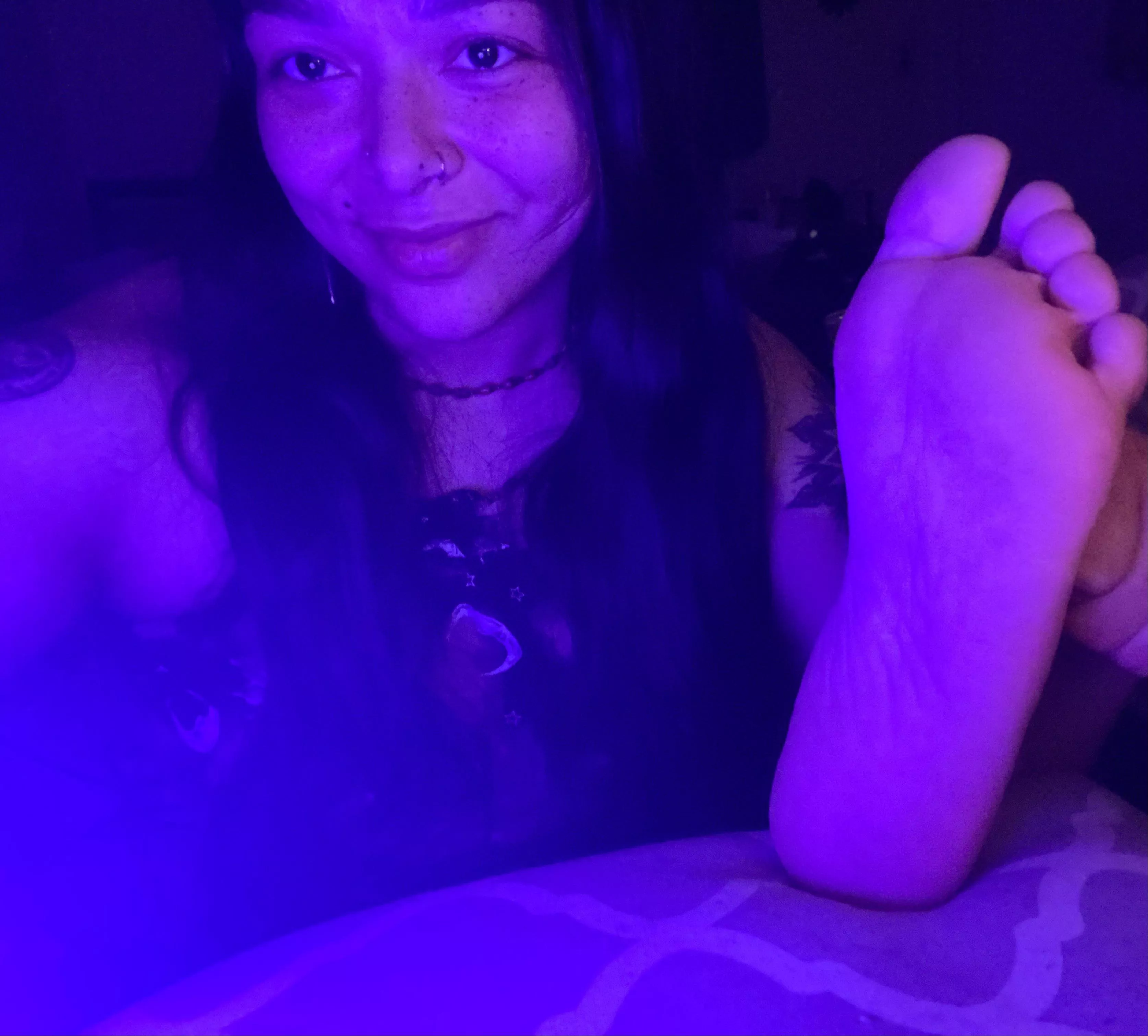 Goodnight my sexy friends. Kiss my sole before bed 😚