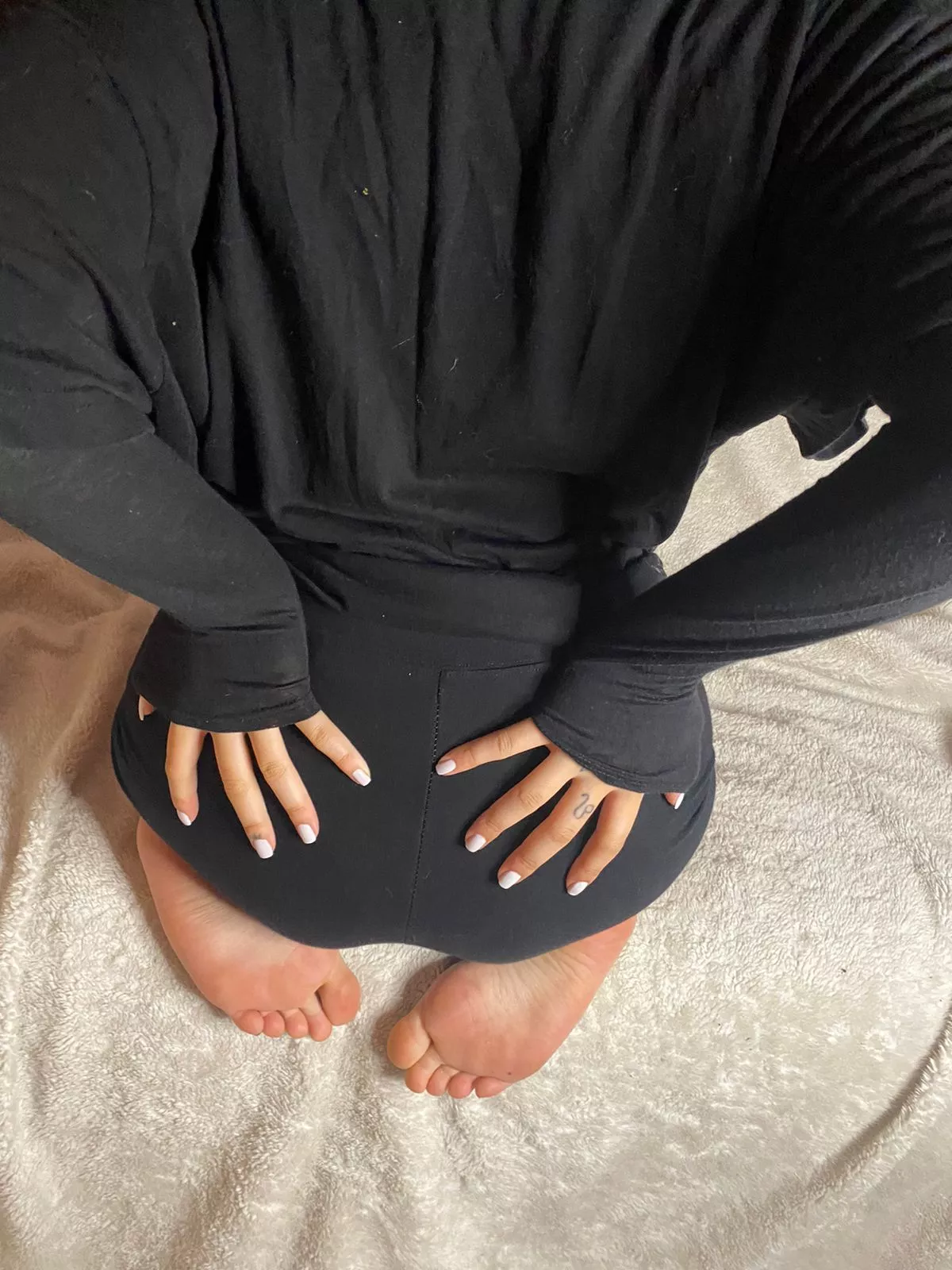 look ass and feet ðŸ–¤ðŸ¤¤