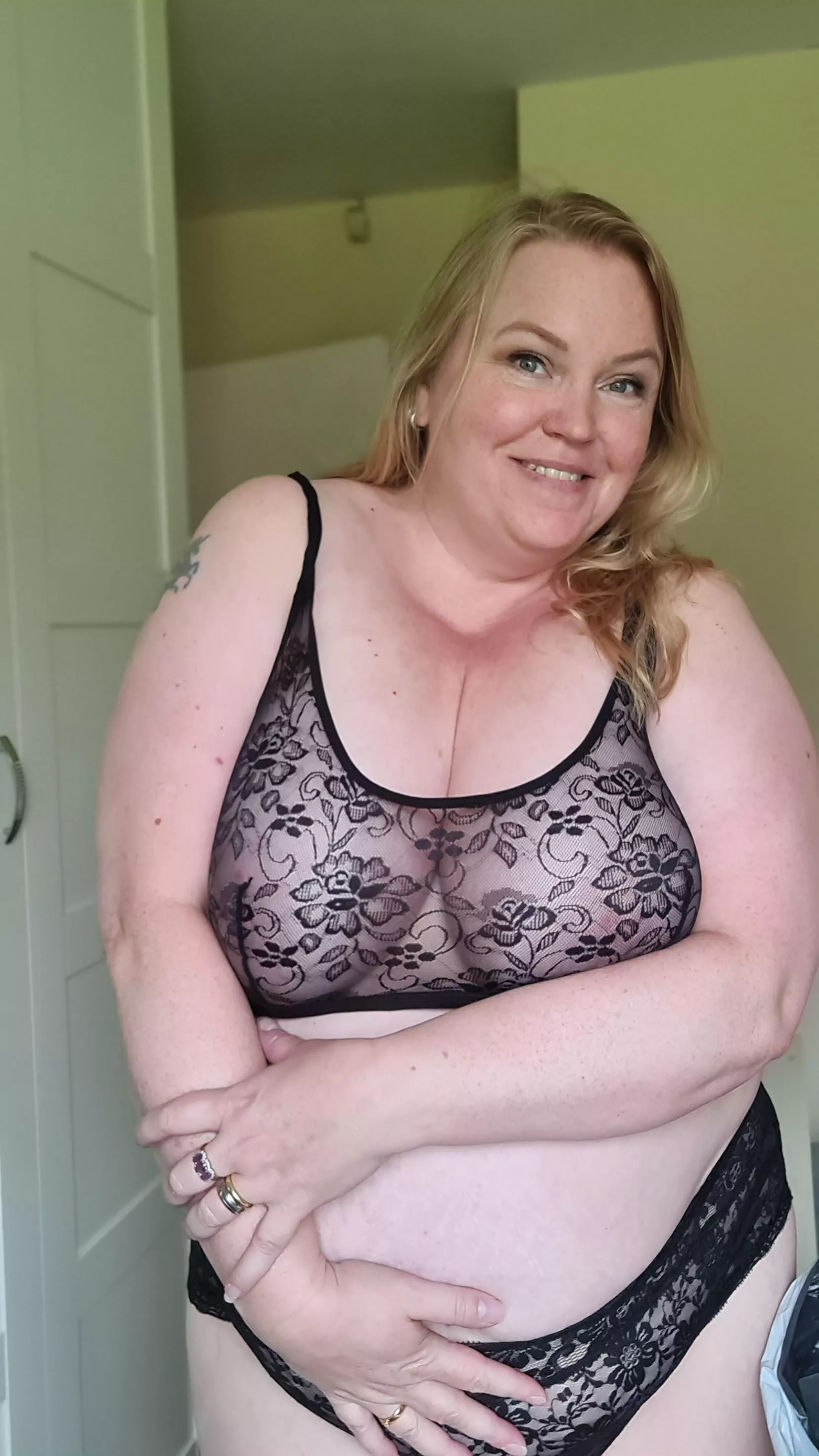 Love a tease! Mature, curvy and all natural