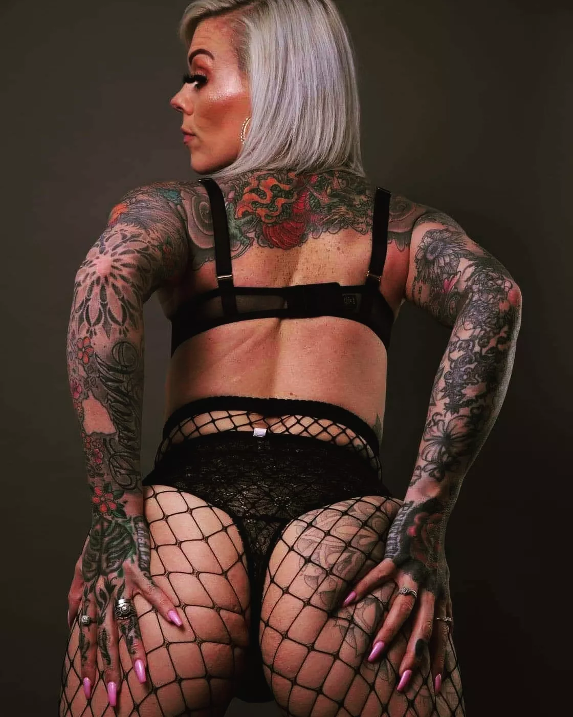 Meet the tatted MILF nextdoor ðŸ˜ˆðŸ’‹