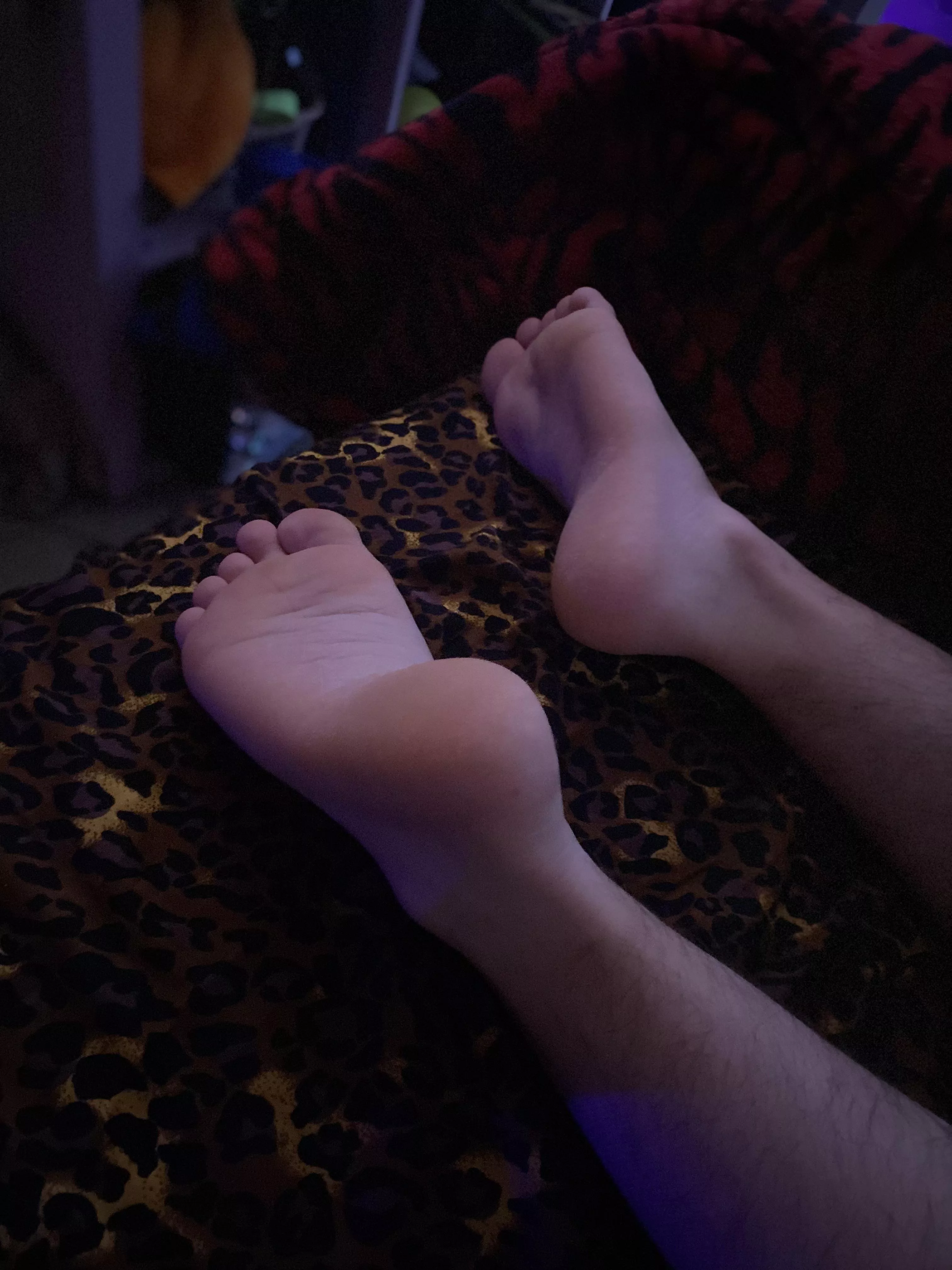 My boy has the sexiest feet 🤯