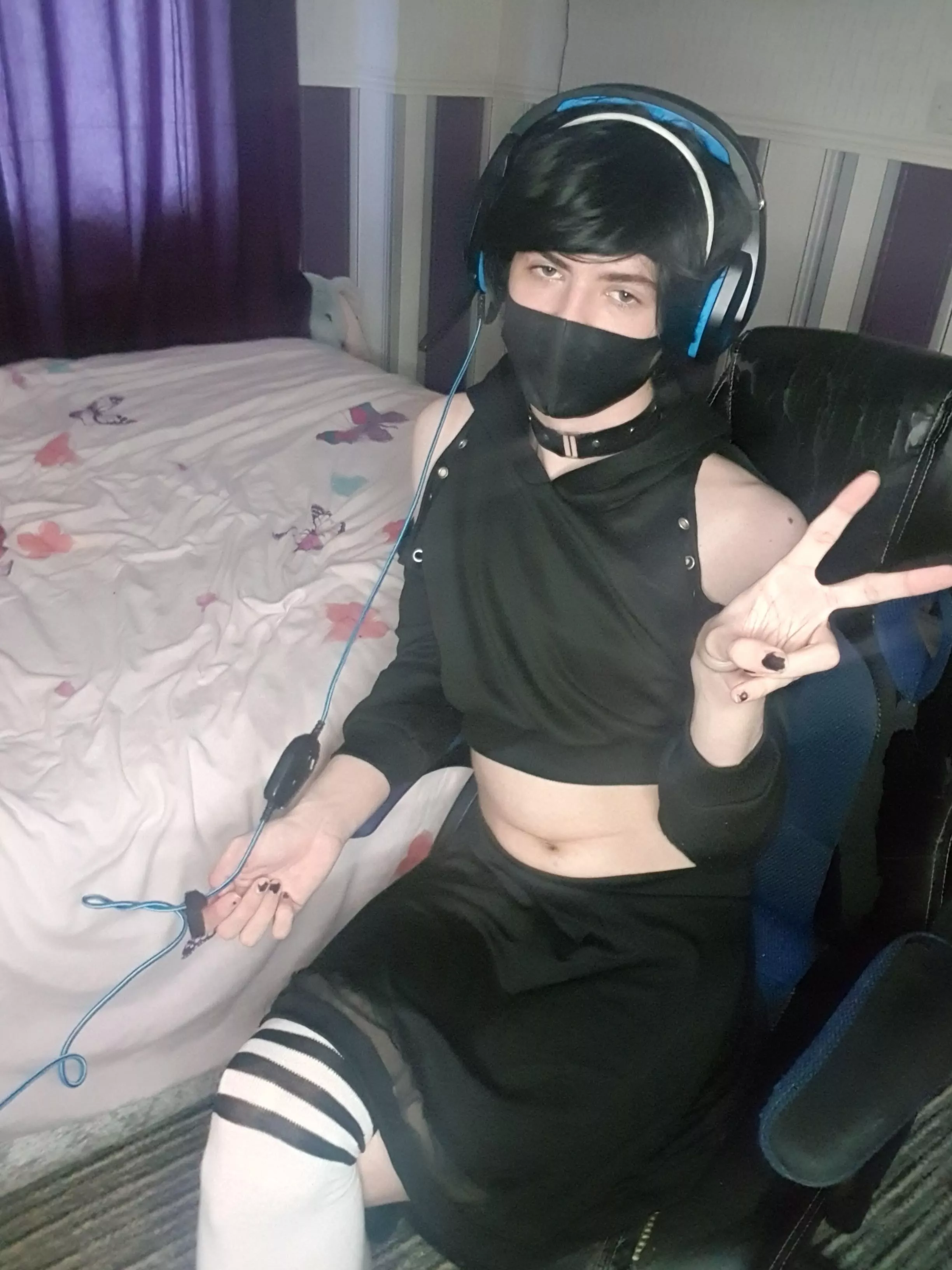 anyone want to play with a femboy gamer?