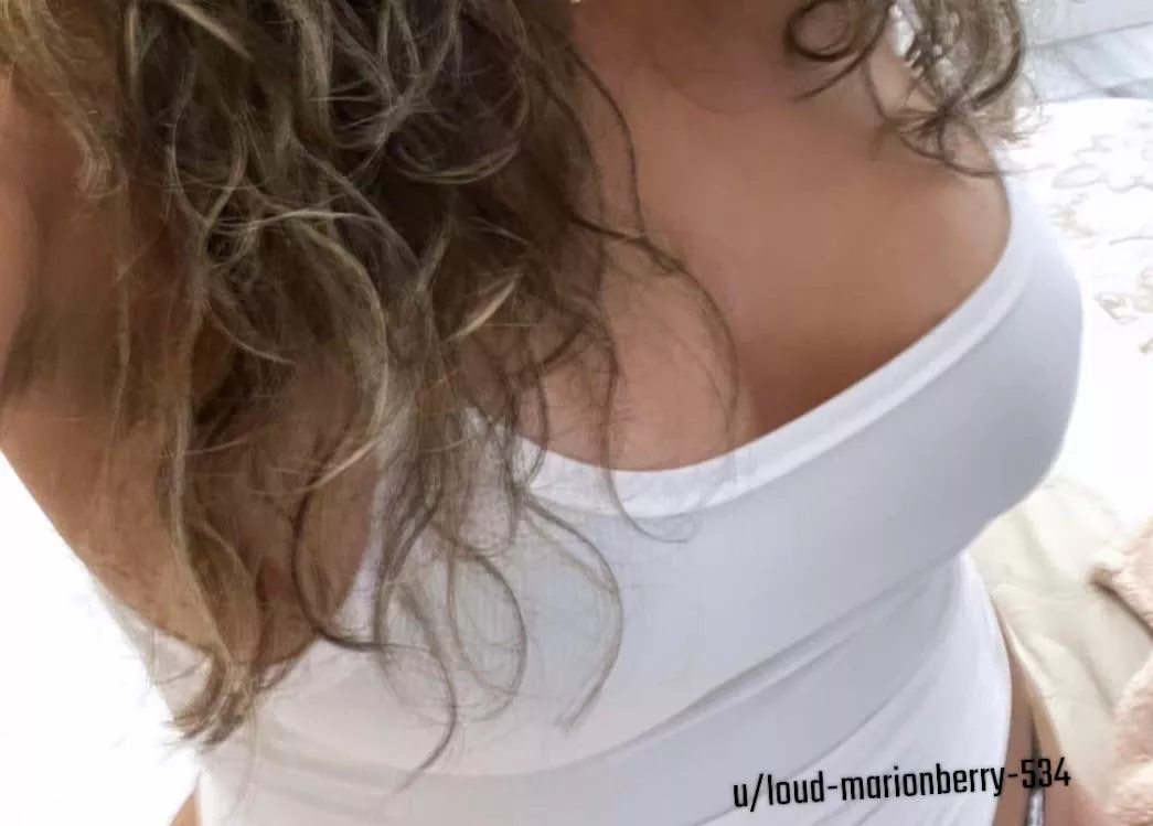 Big boobs, small tee 👀