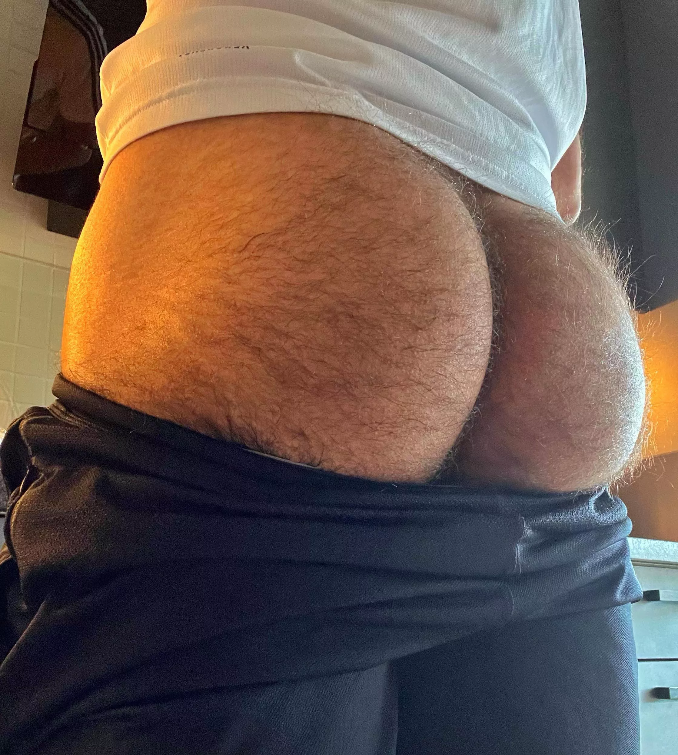 24 in shape bottom bro with a big furry bubble butt. DM me or add my snap: FurryB0