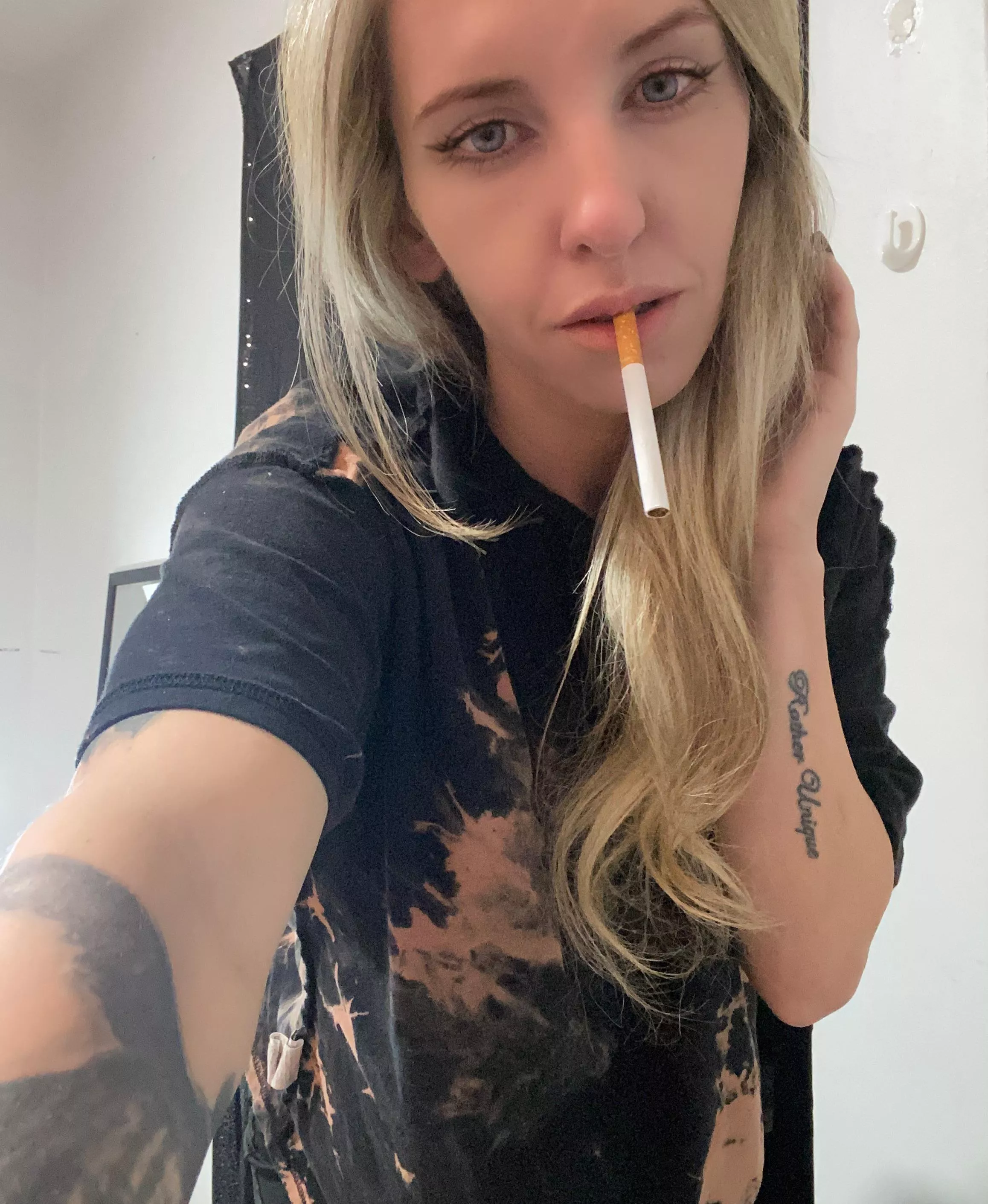 Wouldn’t mind a smoking 🚬 buddy 🥰😊