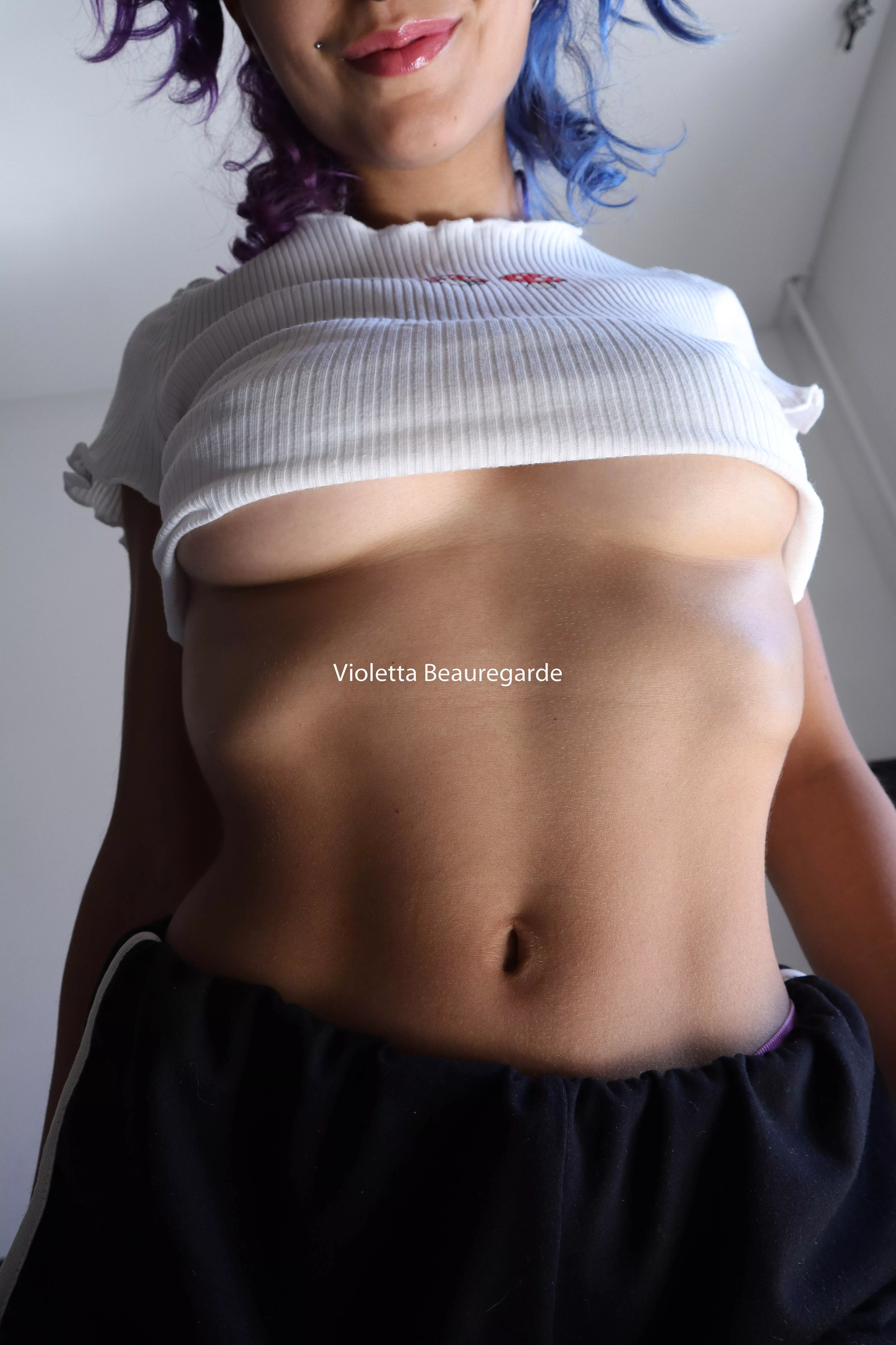 [img] sexy tummy and sexy underboob :)