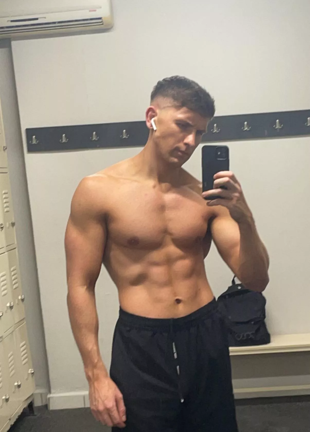 (M) post work out changing room selfie