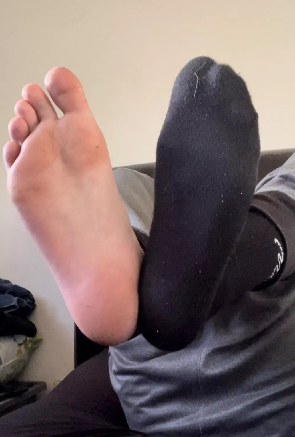 Size 11 UK feet👣 6ft3. Big dick🍆Dms open😈💪🏼