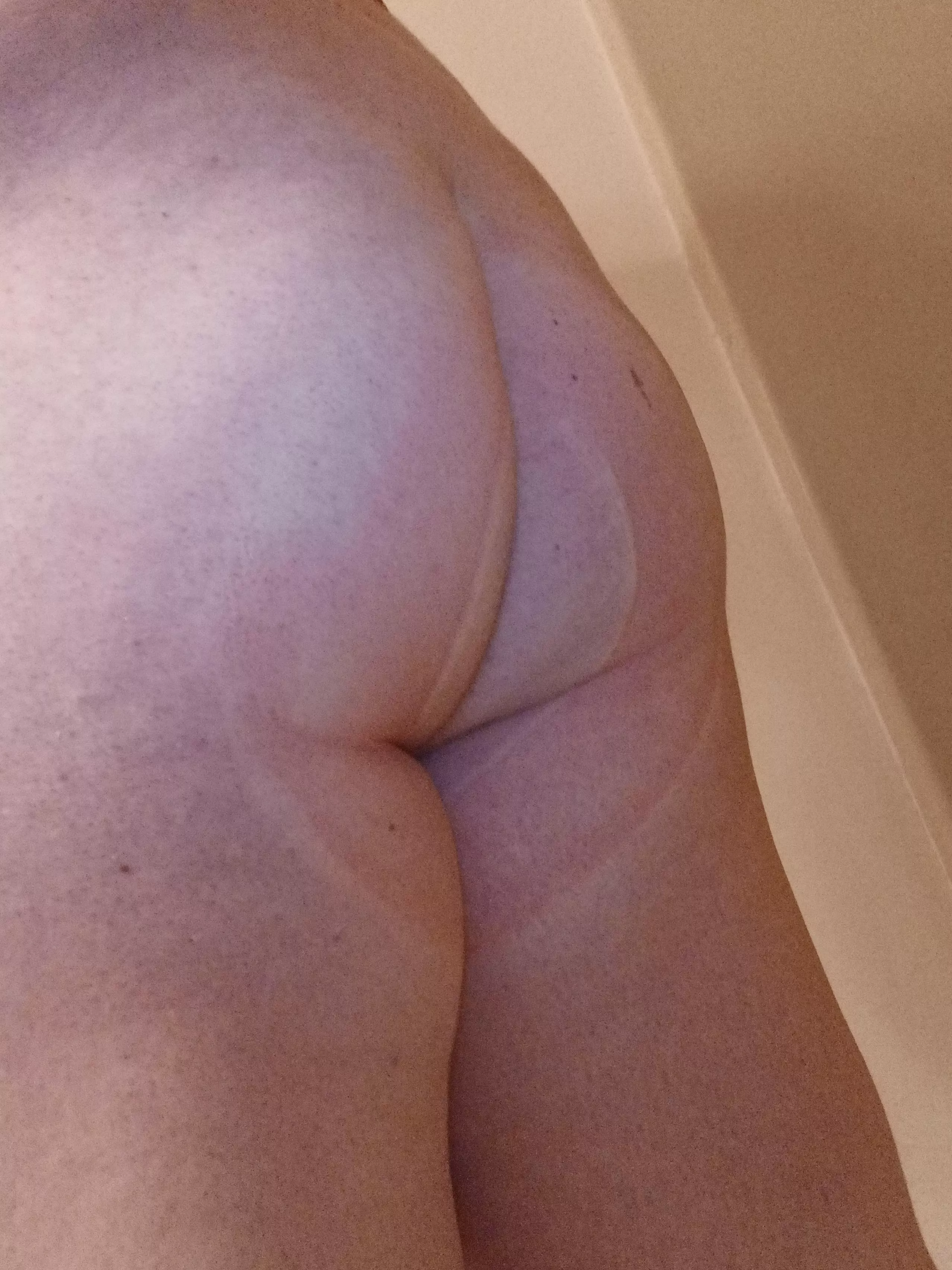 18,m,chubby,bottom looking for hairy,top. if interested add cj_sigler on snap.