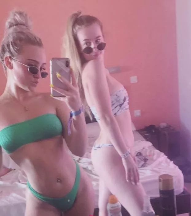 2 bikini babes