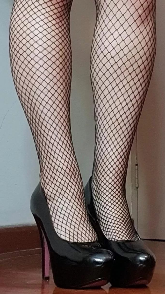 Black shiny pumps and fishnets