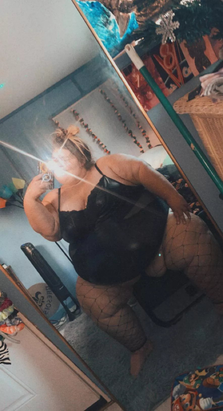 Do you love a big ole girl in fishnets 😍🎃📸