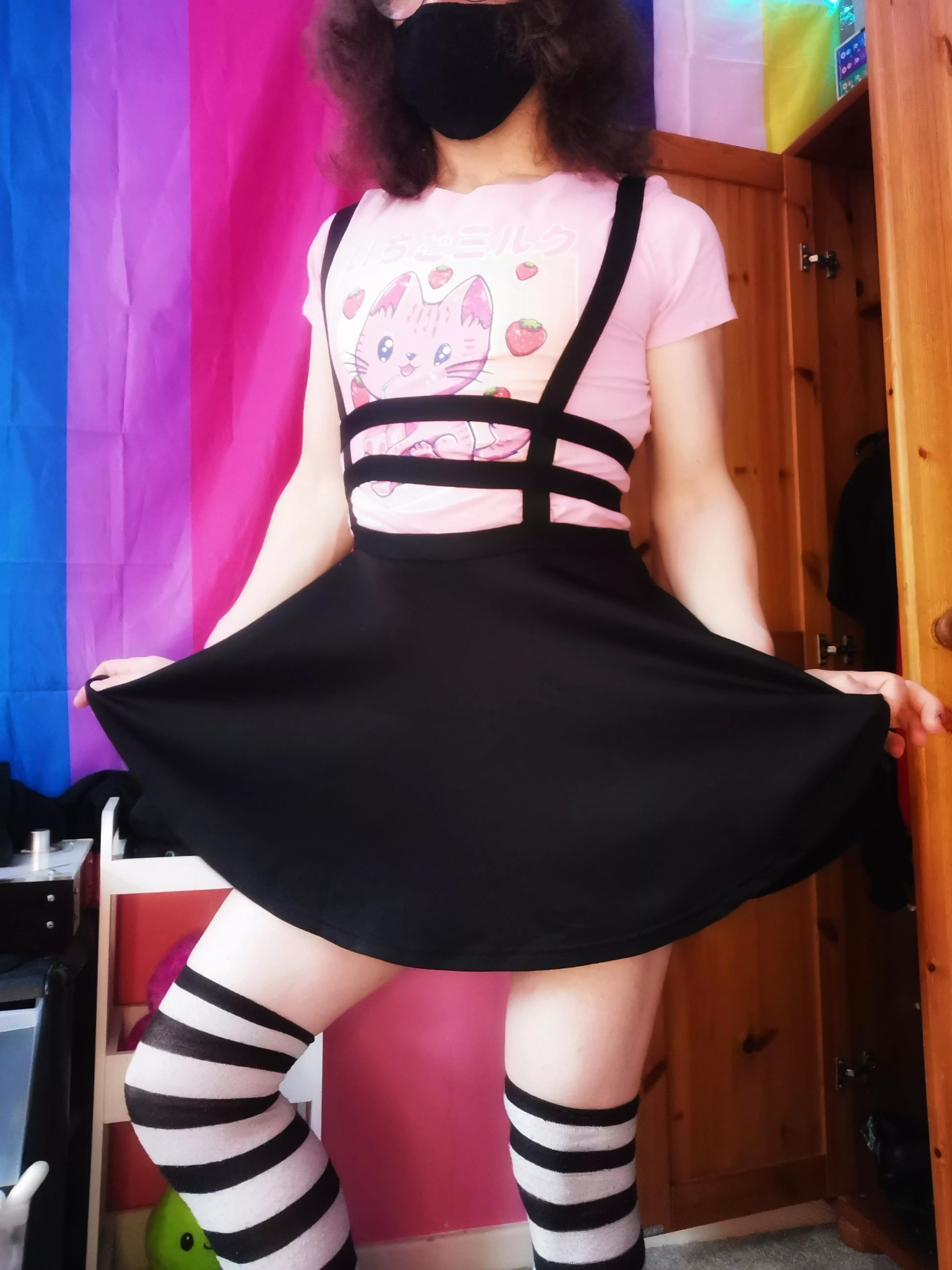 Does this black skirt go well with the pink? 🥰