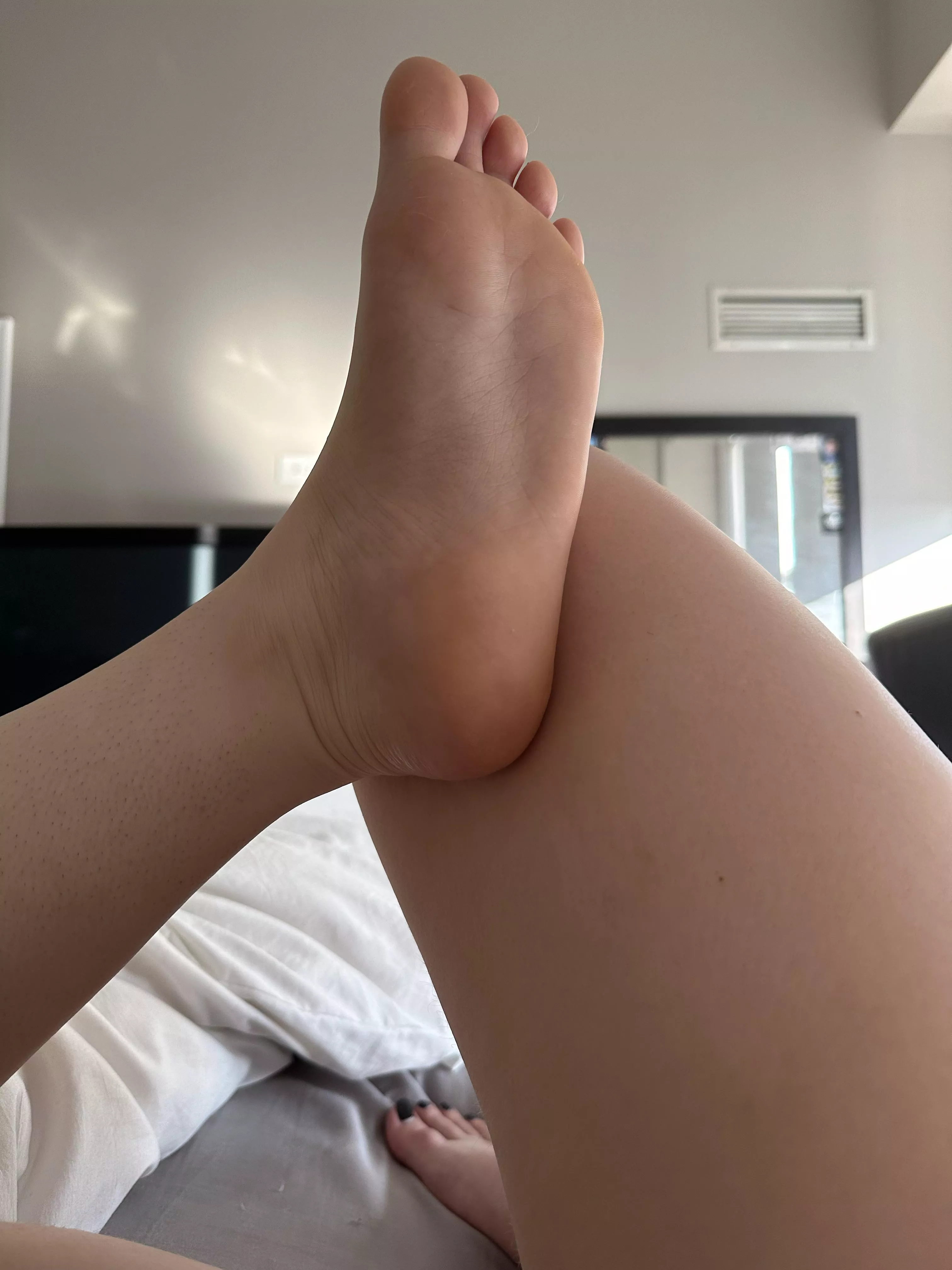 Happy Sunday bow down to my feet 😇 [domme]