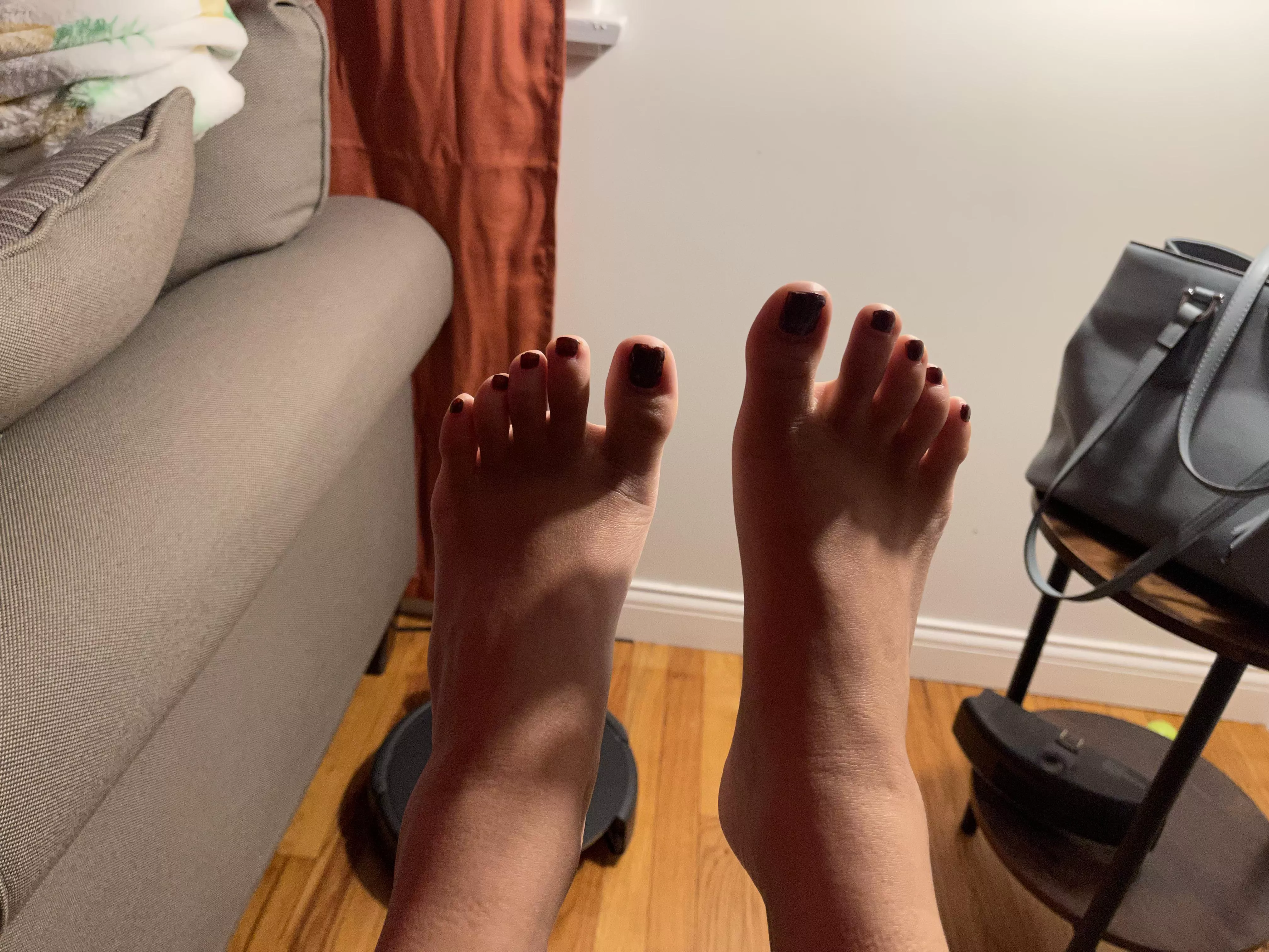 I need someone to suck my feet