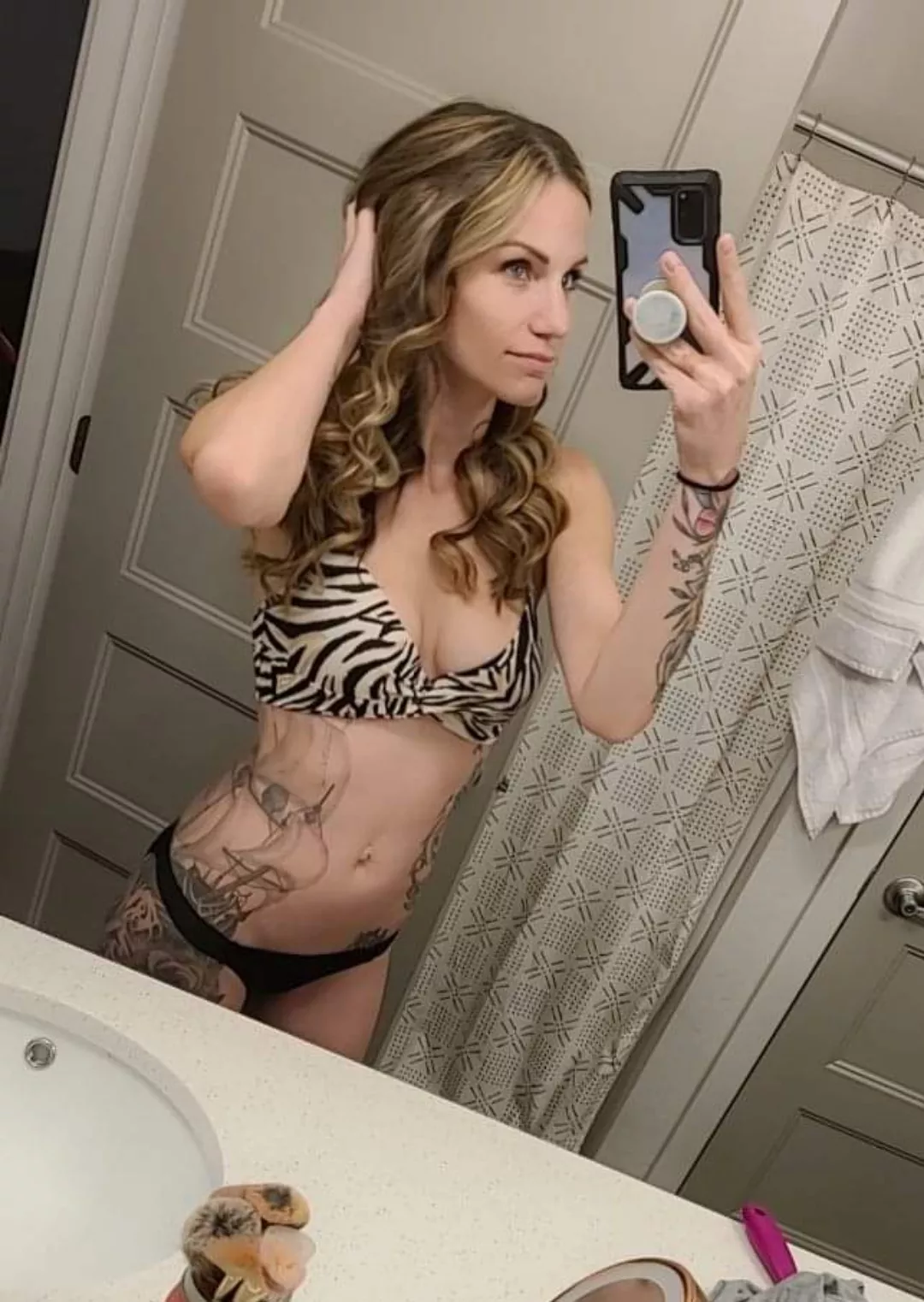 No need to be nude to take a sexy selfie