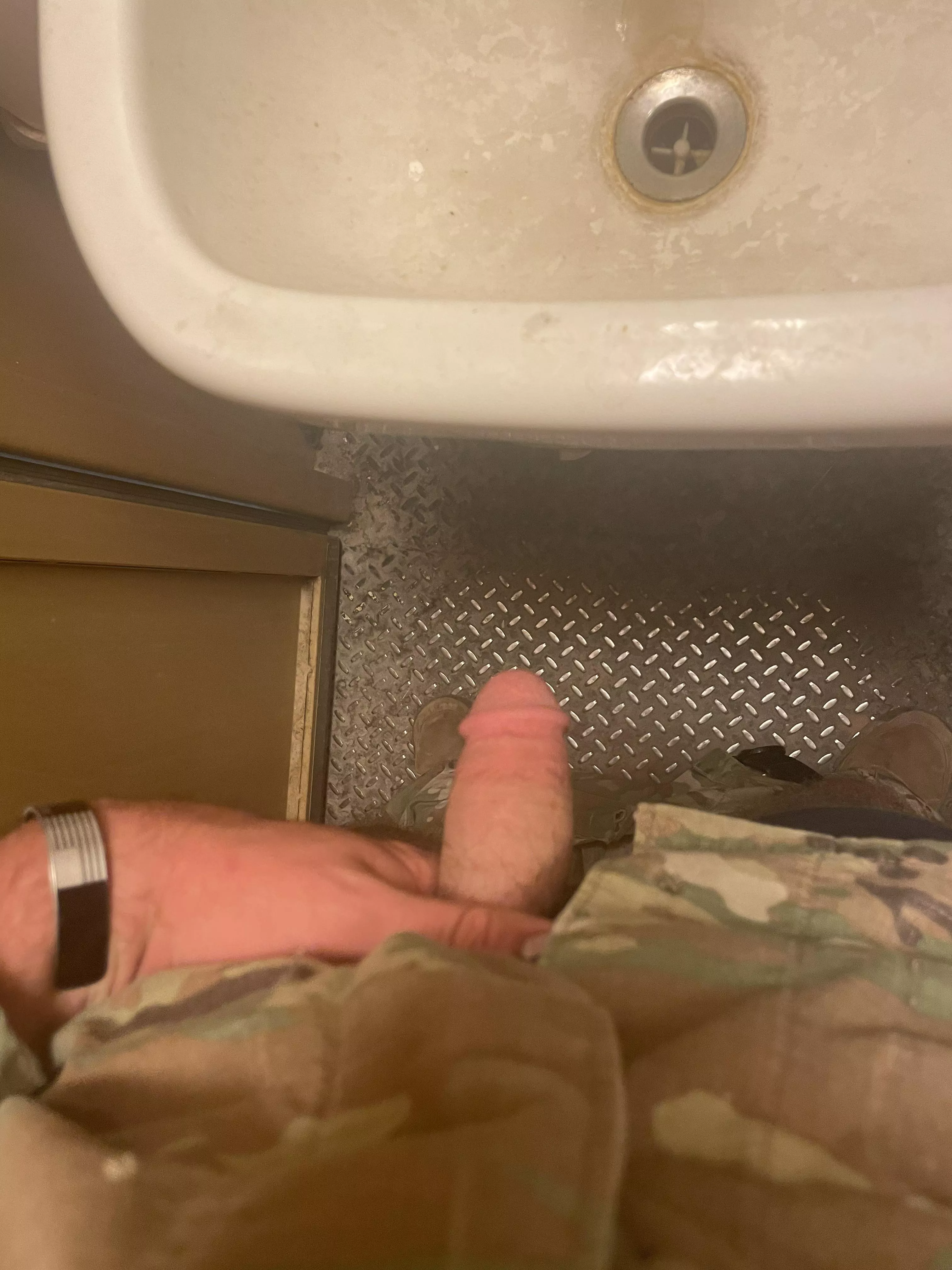 Probably not gonna get a lot of love but anyone wanna help a bored soldier on duty get hard