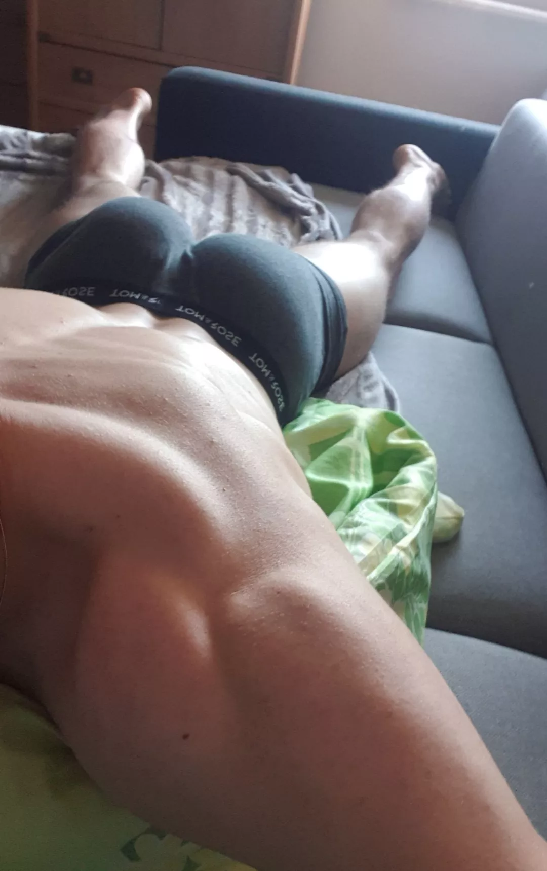 24 m looking for muscular guys