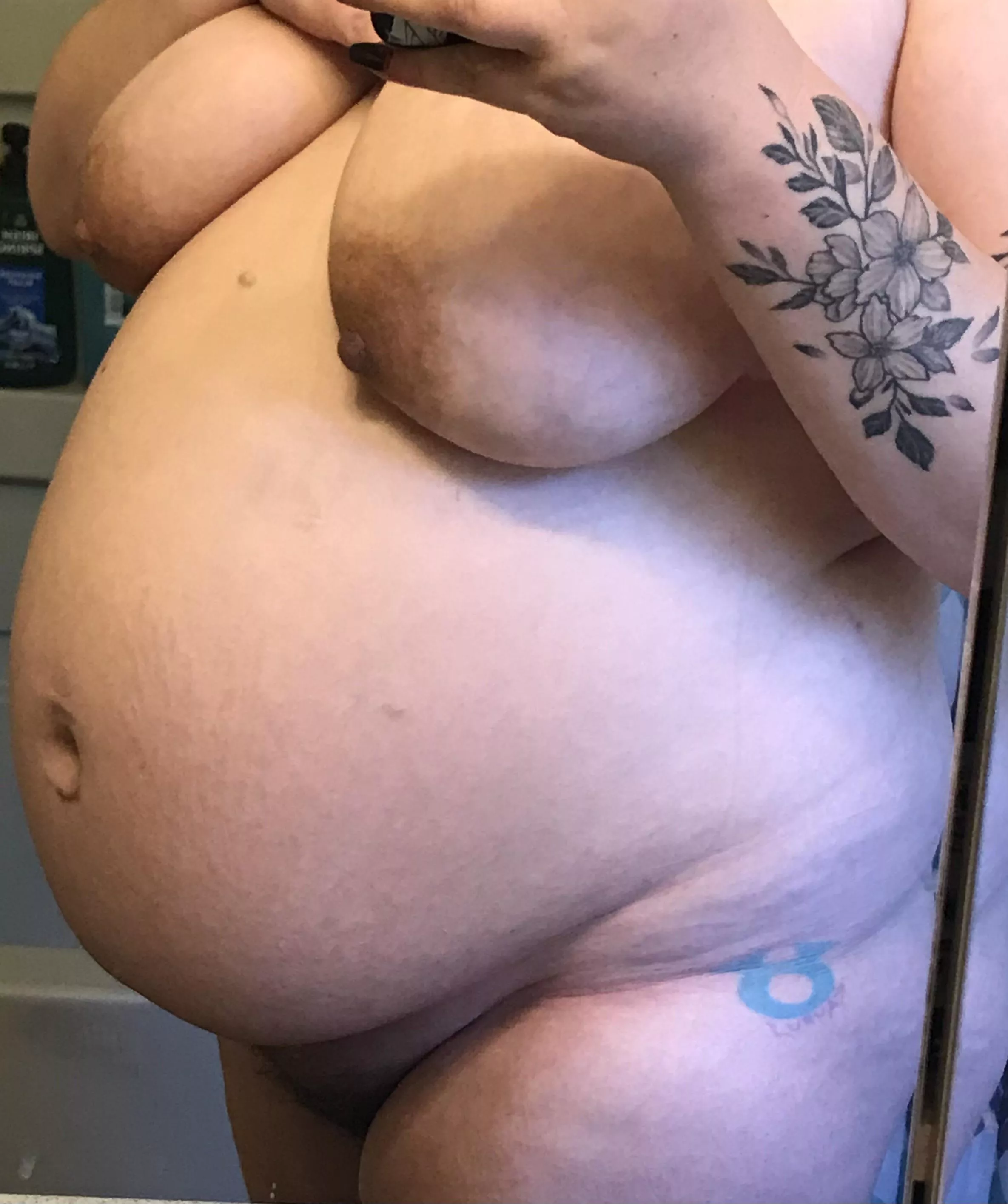 28 weeks and finally in the 3rd trimester. I still feel sexy af🥵