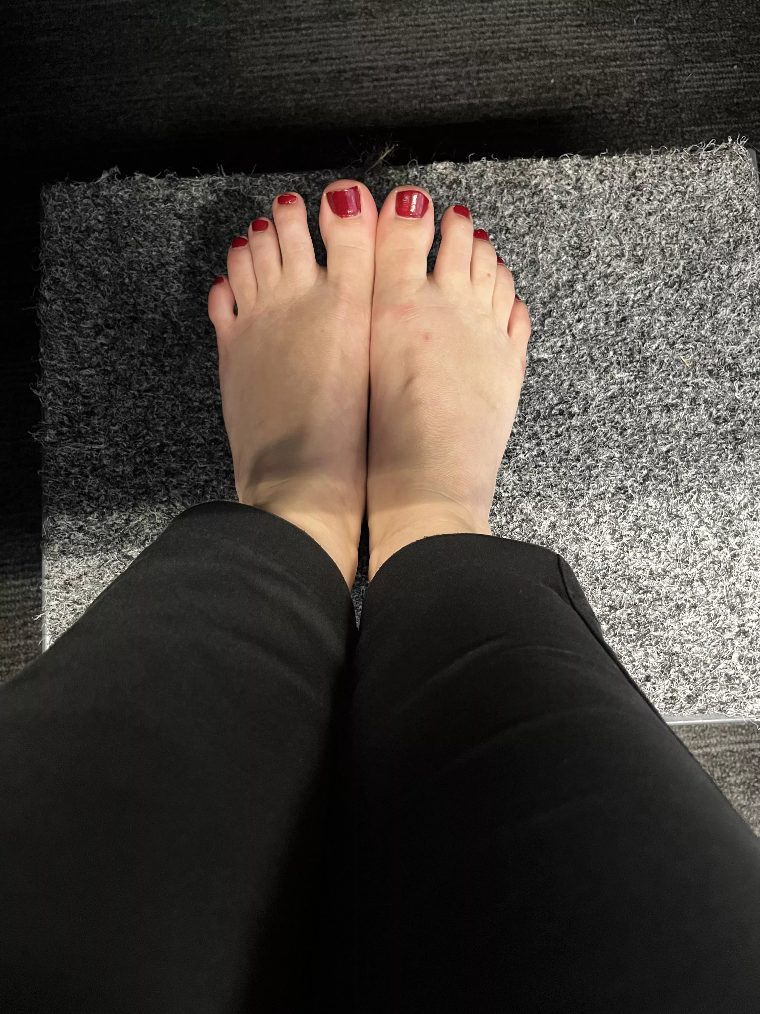 Cute toes under my desk 😉[f]