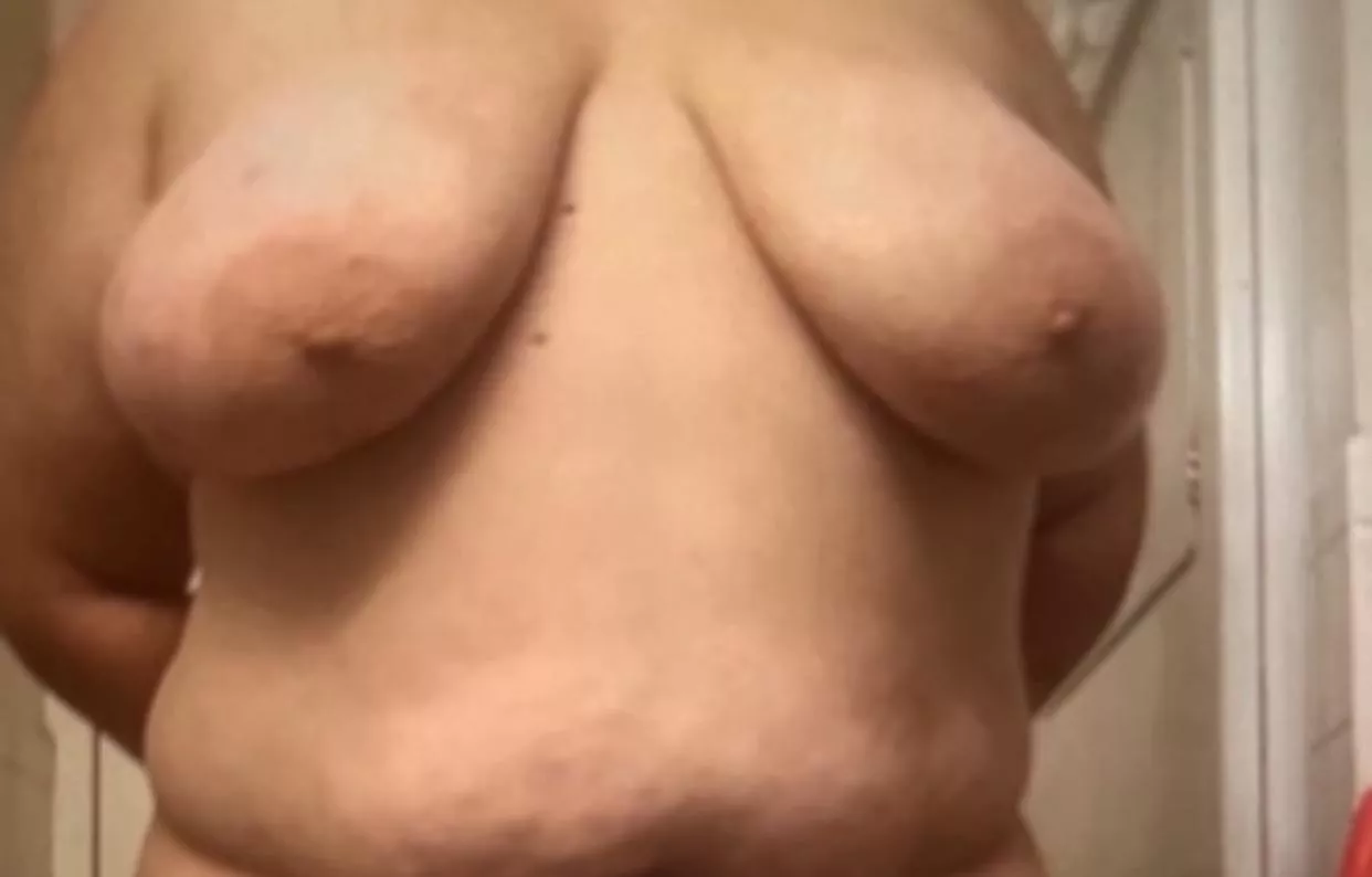 Who likes big milf tits?