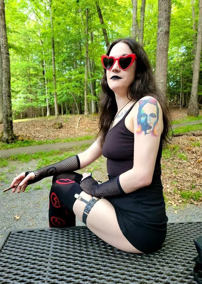 Goth hottie likes to get high out in nature ðŸ–¤ðŸ’¨