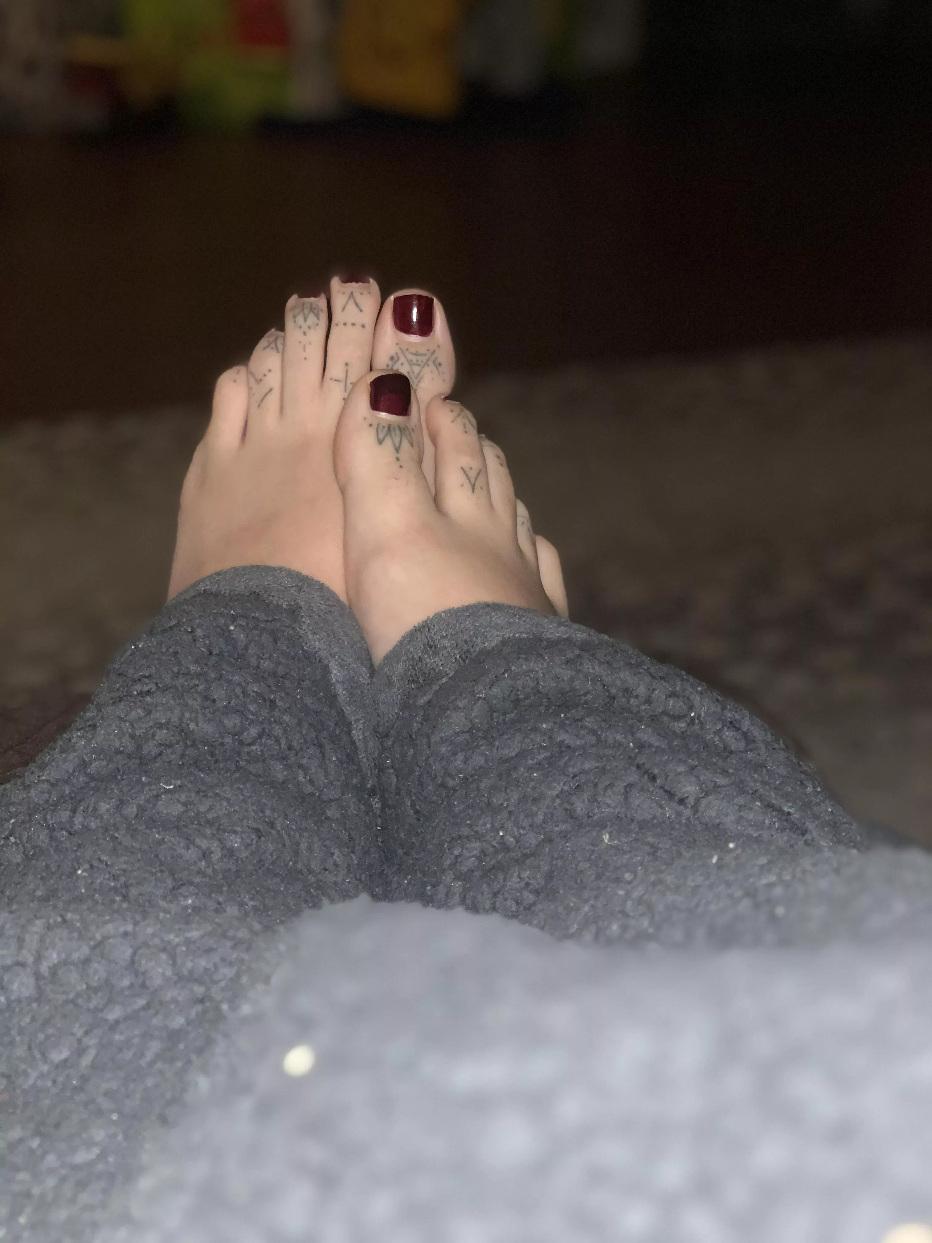 Looking for someone to lick my toes and work their way up. Any takers? ðŸ˜˜