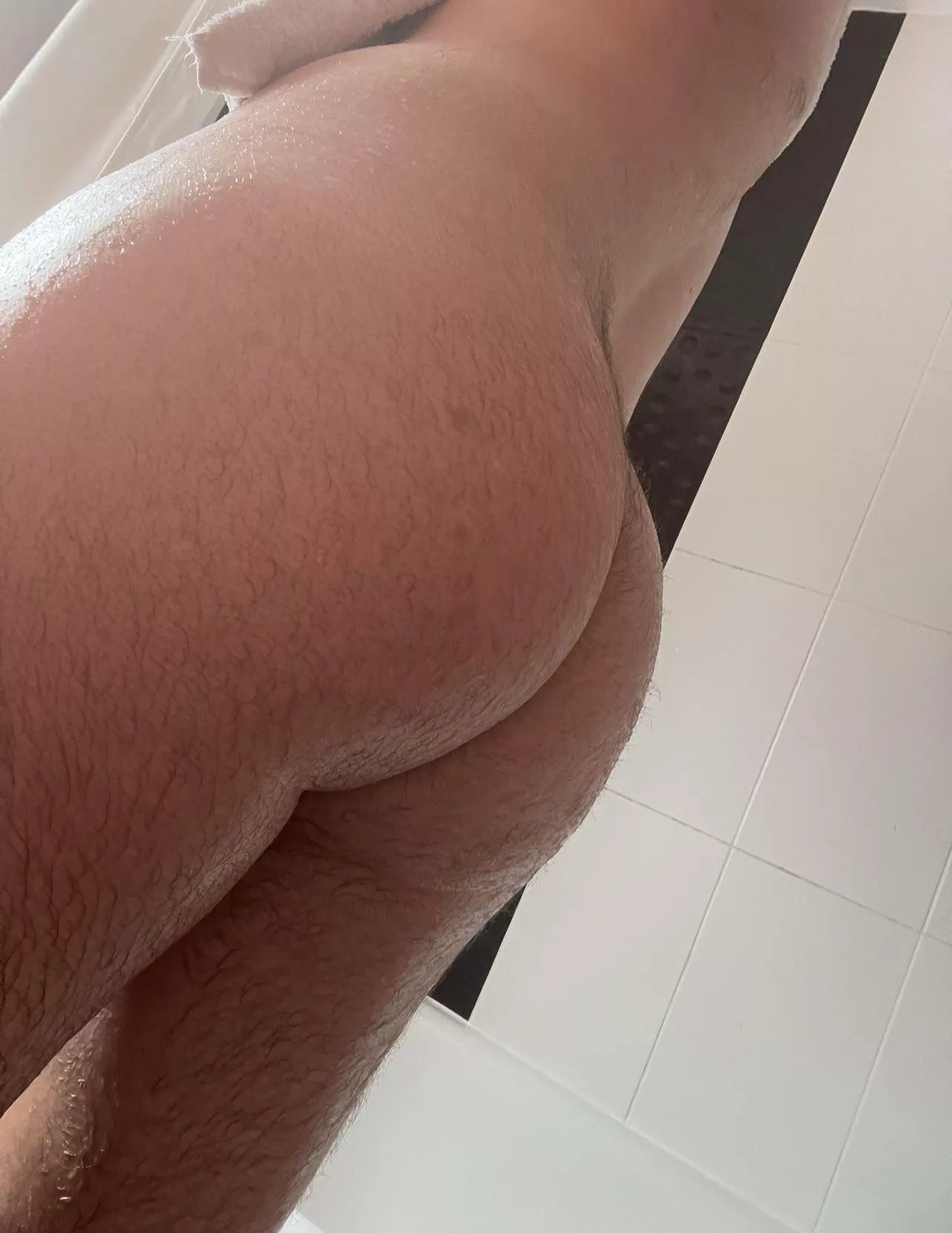 who wants to dry off my hairy ass post-shower?ðŸ˜ˆ