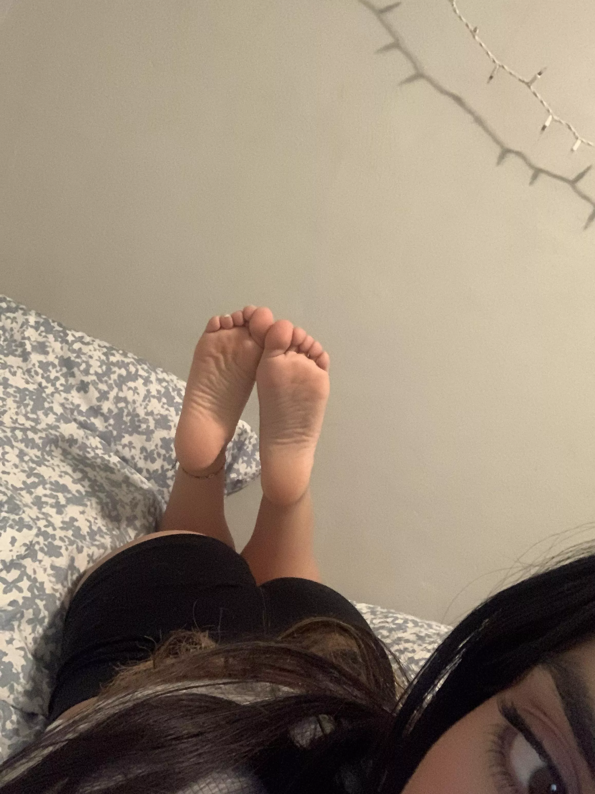 who wants to worship my feet today