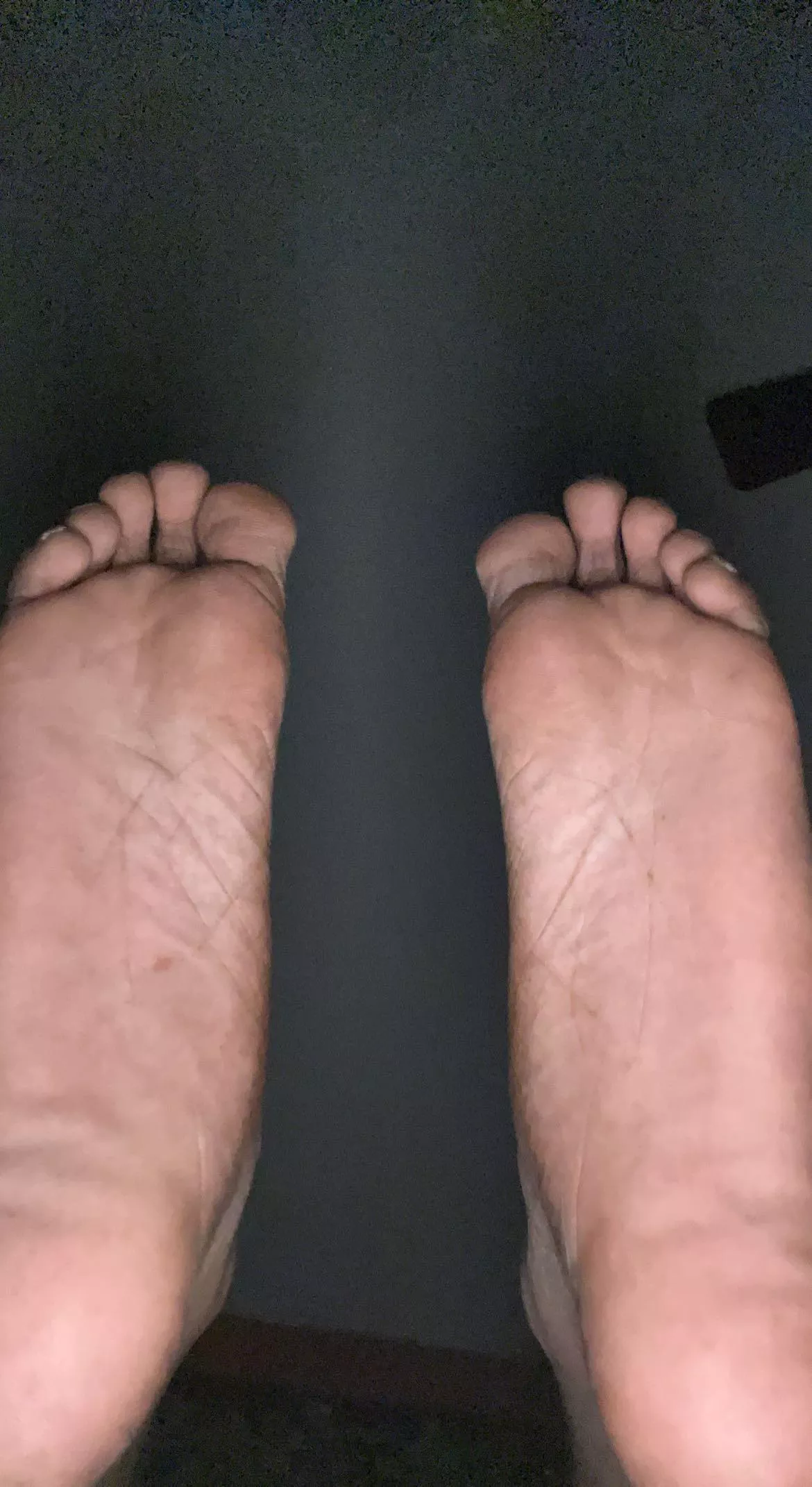 18 straight master looking for some foot slaves who wanna be owned, must show face