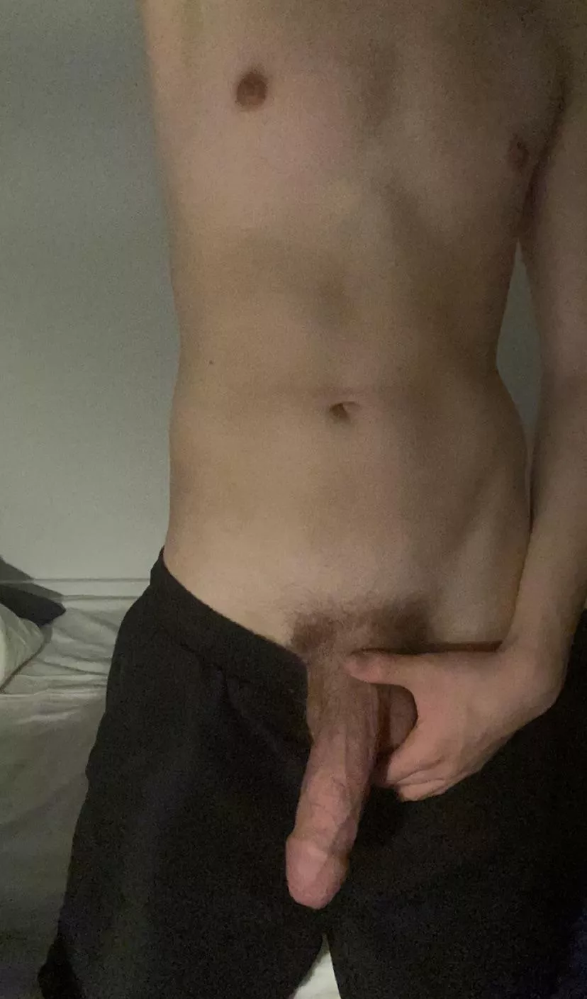 18 vers guy here, bears or just hairy guys in general to the front 😈😈