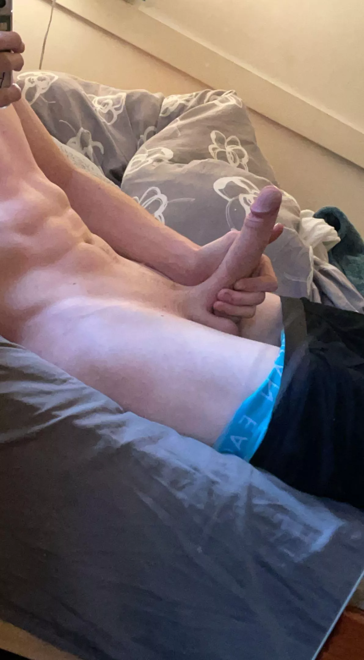 18 years old, love to be worshiped and praised DMs open