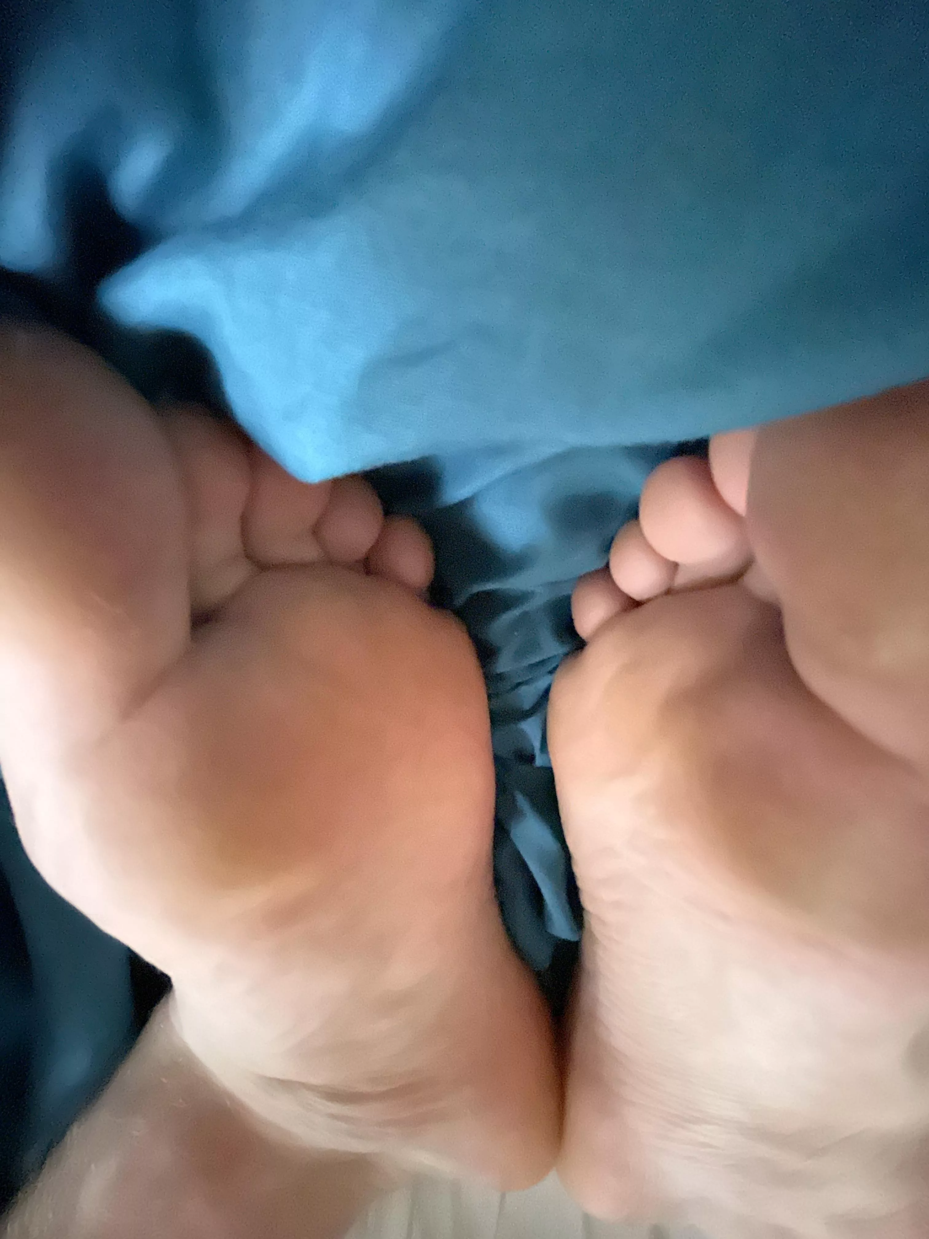 19M Need some tiny feet to compare with my huge soles 😈 the smaller the better.