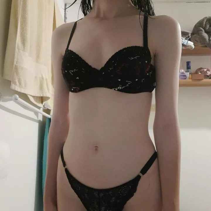 [20] do you like my tiny size? ☺🖤