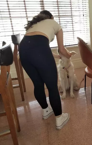 20F in her sexy yoga pants!