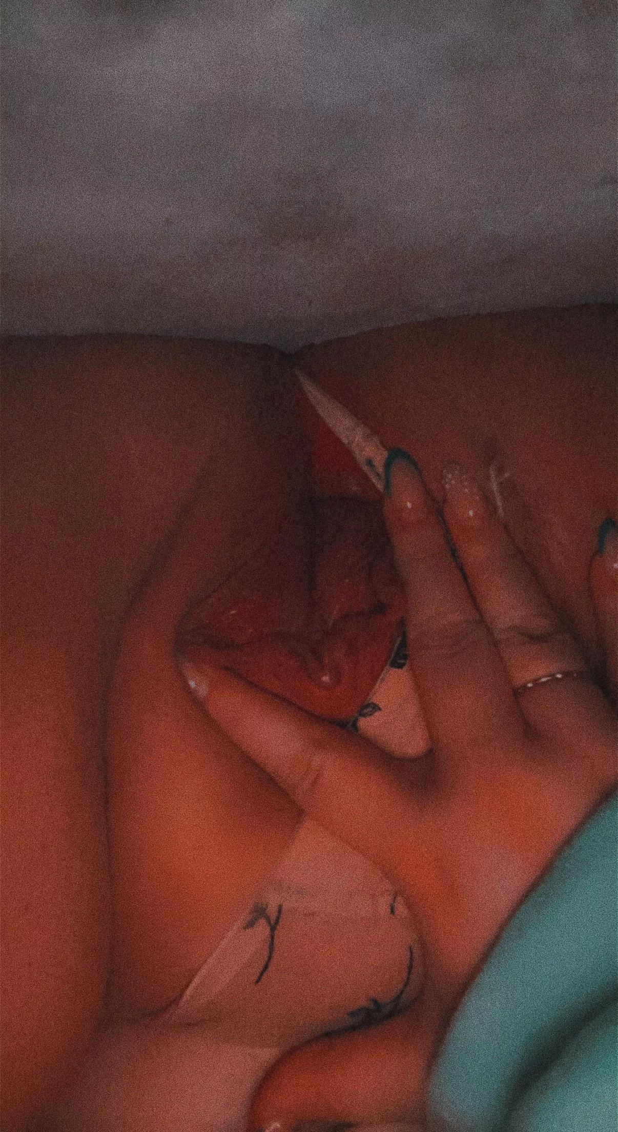 20f! who want's to watch me play with my virgin pussy? ;)